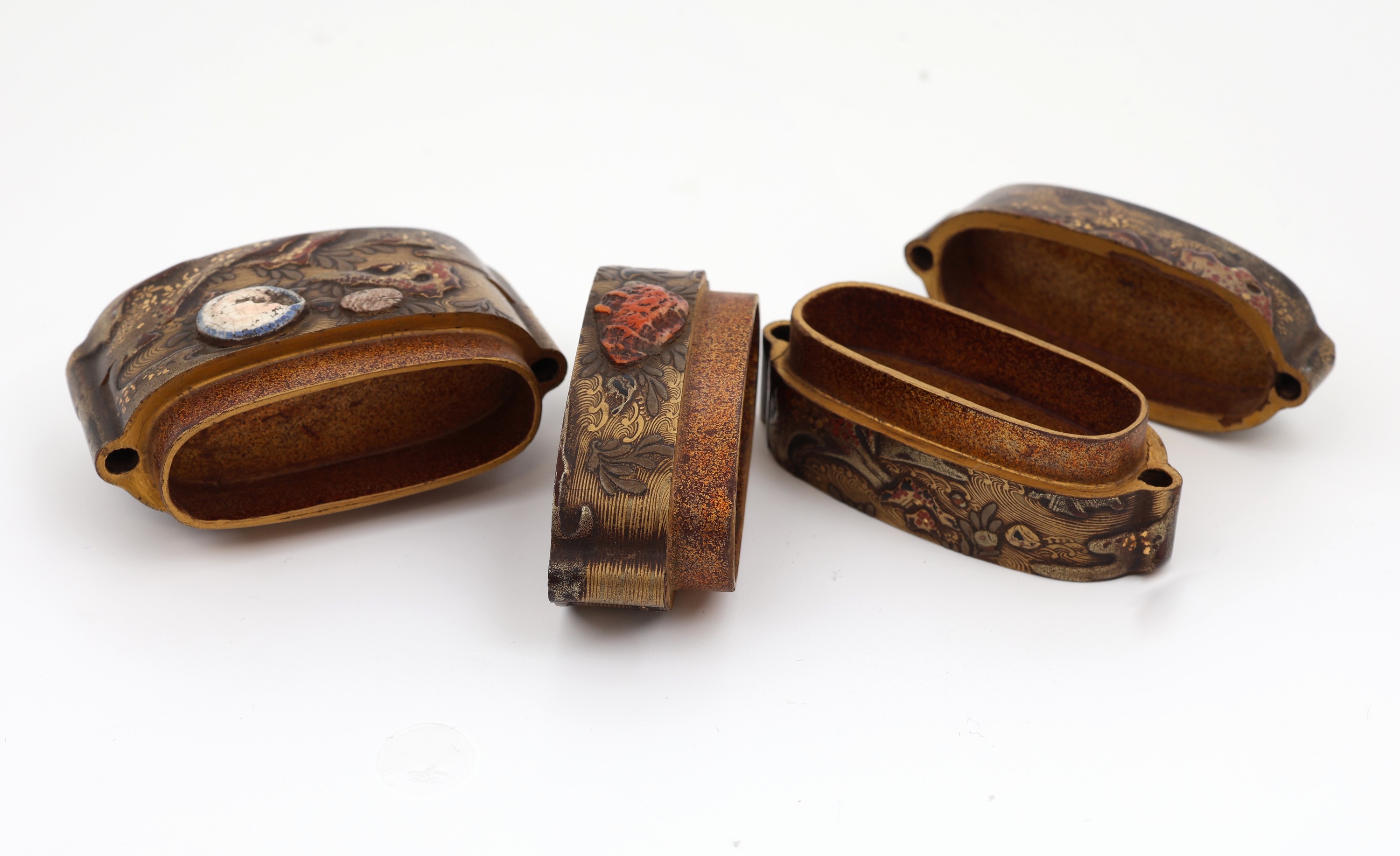 Detail a: Inro Japan 2. H. 19. Jh., 5-teilig, Holz/Lack, innen sogen. Goldflusslack, sogen. Goldbrokatstil, umlaufender Dekor mit reicher Glückssymbolik, ...