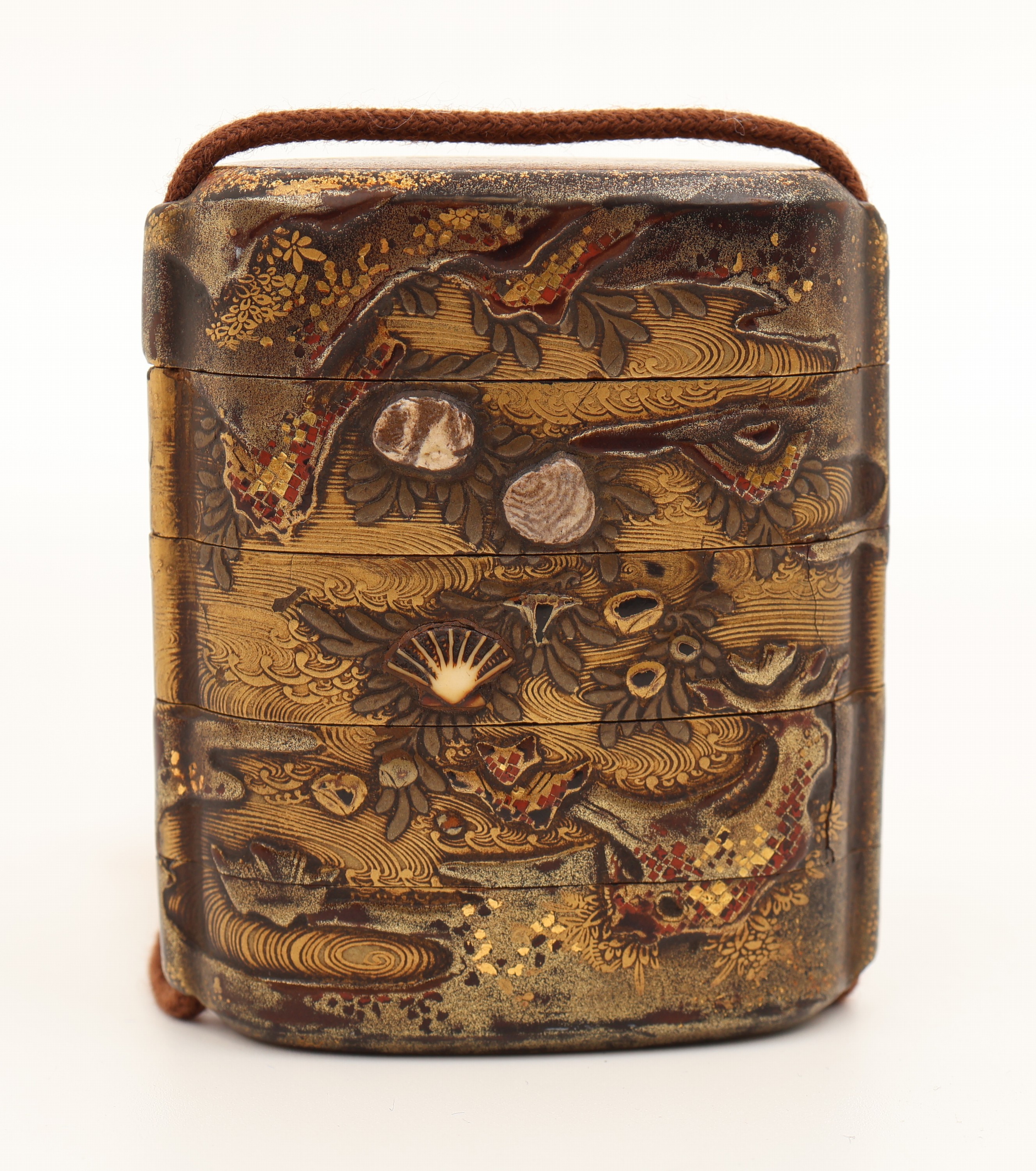 Detail b: Inro Japan 2. H. 19. Jh., 5-teilig, Holz/Lack, innen sogen. Goldflusslack, sogen. Goldbrokatstil, umlaufender Dekor mit reicher Glückssymbolik, ...