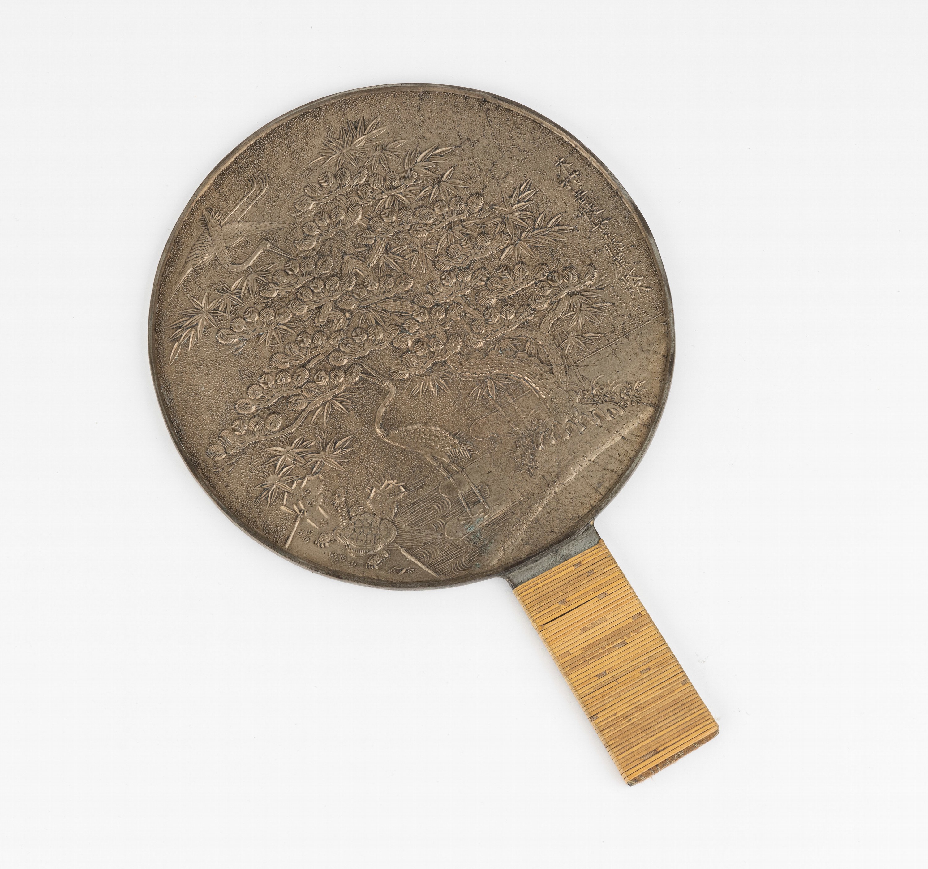 Japanischer Kagami Spiegel, um 1890/1900, traditionelles Geisha-Accessoire, Bronze/ Holz, reiche Glückssymbolik mit Kranichen, Schildkröte und ...