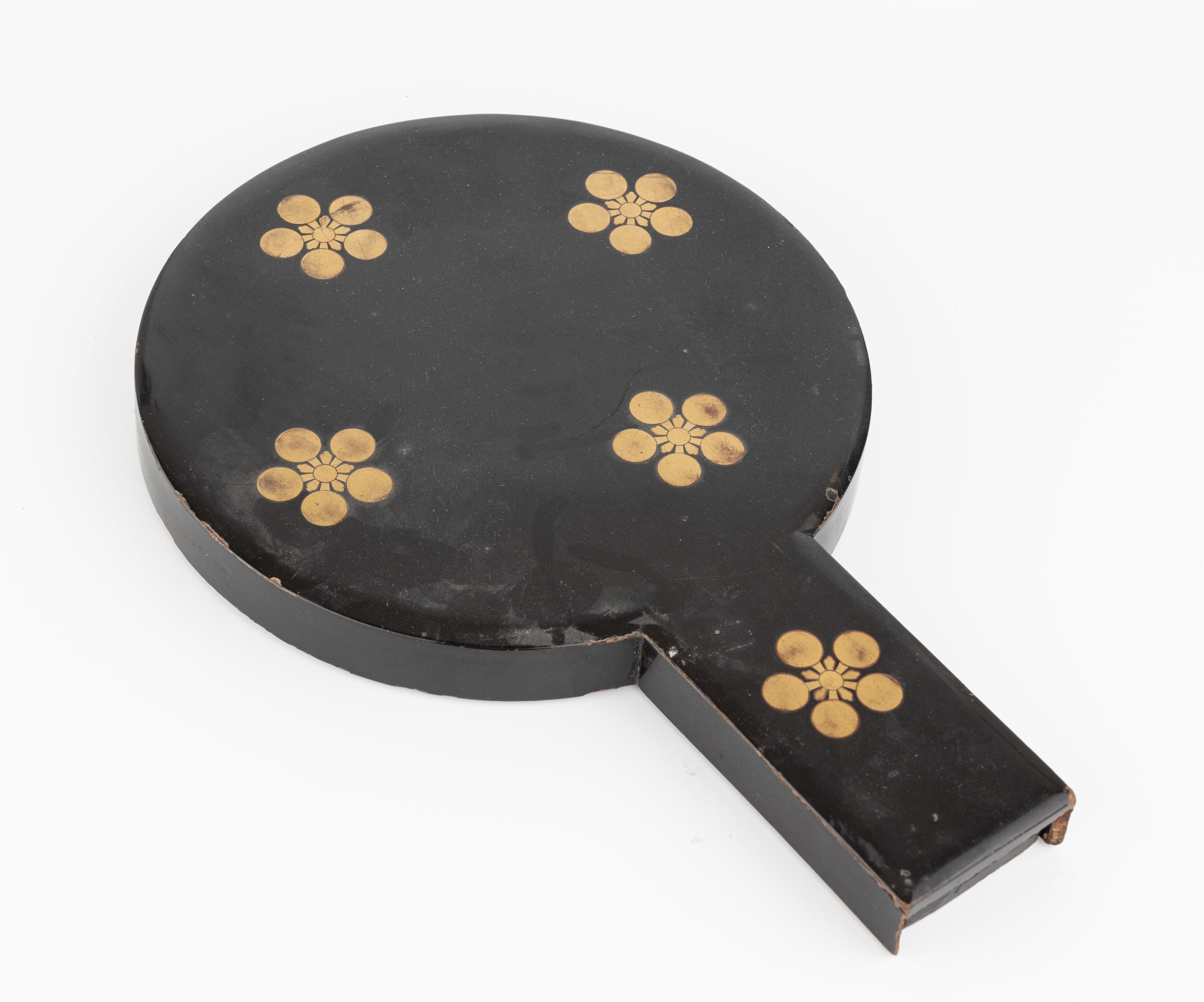 Detail a: Japanischer Kagami Spiegel, um 1890/1900, traditionelles Geisha-Accessoire, Bronze/ Holz, reiche Glückssymbolik mit Kranichen, Schildkröte und ...