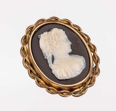 Image 26679380 - 8 kt gold brooch with agate-cameo