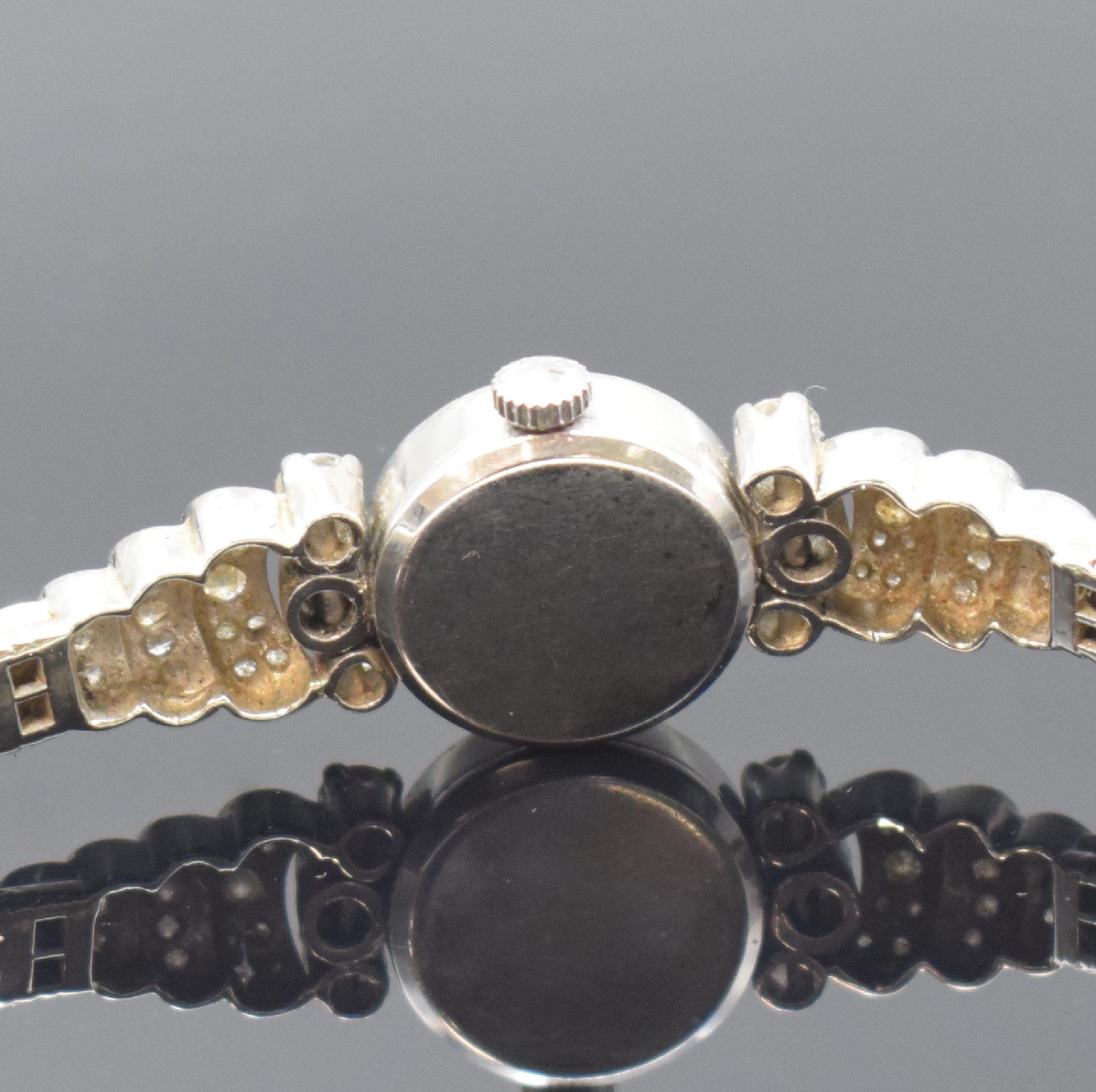 Detail d: Art-Deco Damenarmbanduhr mit Longines Werk und Diamanten in WG 750/000, Schweiz um 1960, Handaufzug, Geh. u. Band bezeichnet Eszeha, Boden aufgedr., ...