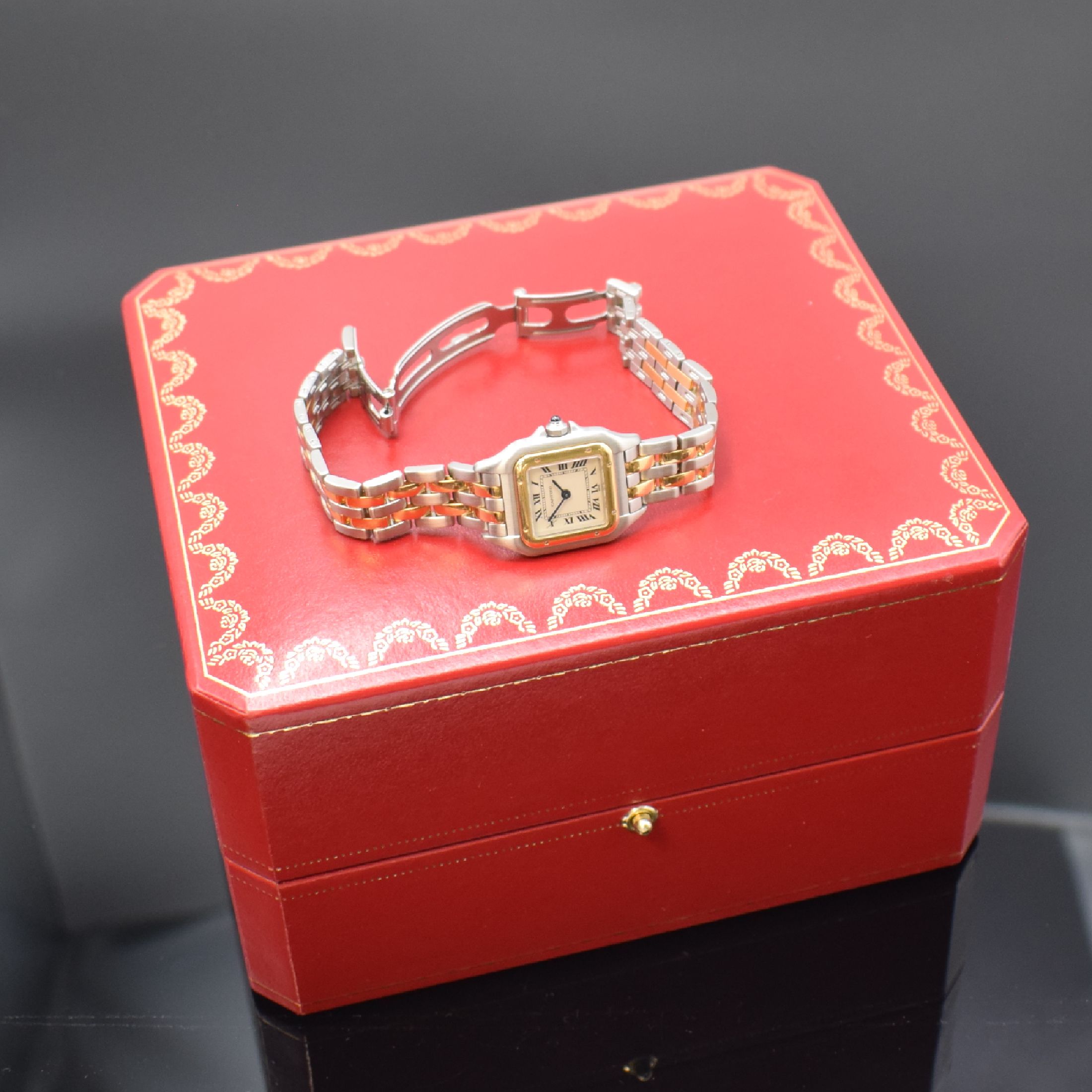 Detail e: CARTIER Panthere Damenarmbanduhr in Stahl/Gold Referenz 1120, Schweiz um 1990, quarz, Boden 8-fach verschr., Schmuckkrone, orig. Gliederband m. dopp. ...