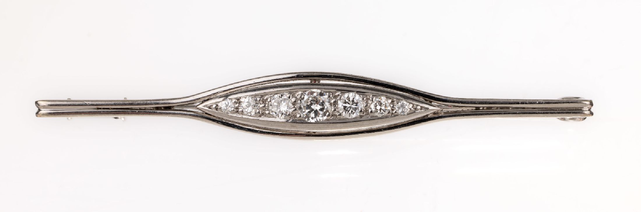14 kt Gold Brillant-Brosche, WG 585/000, 7 Brillanten zus. ca. 0.30 ct Weiß/si, L. ca. 6 cm, ca. 4.9 g