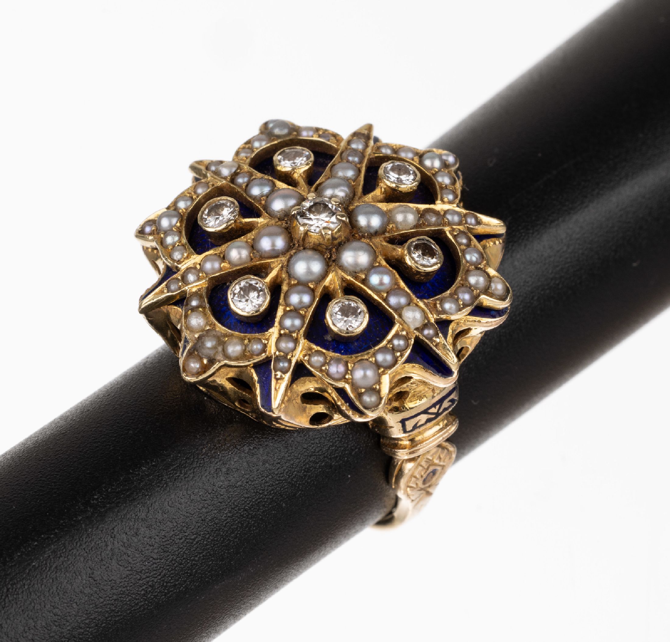 Detail a: 18 kt Gold Brillant-Perl-Ring mit Email, GG750/000, nach älterem Vorbild, 7 Brillanten zus. ca. 0.30 ct Weiß/si, Flussperlen, transluzides blaues ...