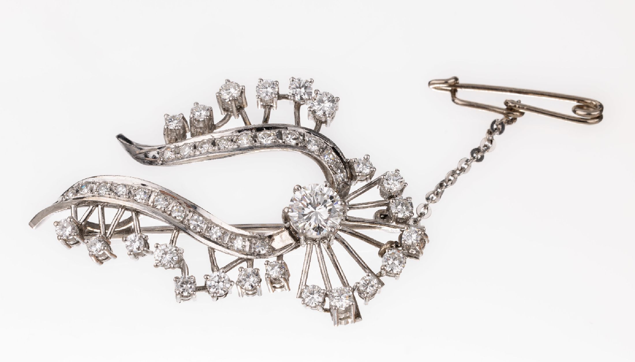 Detail a: 14 kt Gold Diamant-Brosche, WG 585/000, 44 Brillanten und 8/8-Diamanten zus. ca. 2.50 ct Weiß/vs-si, ca. 5 x 2.5 cm, ca. 9.8 g, mit ...
