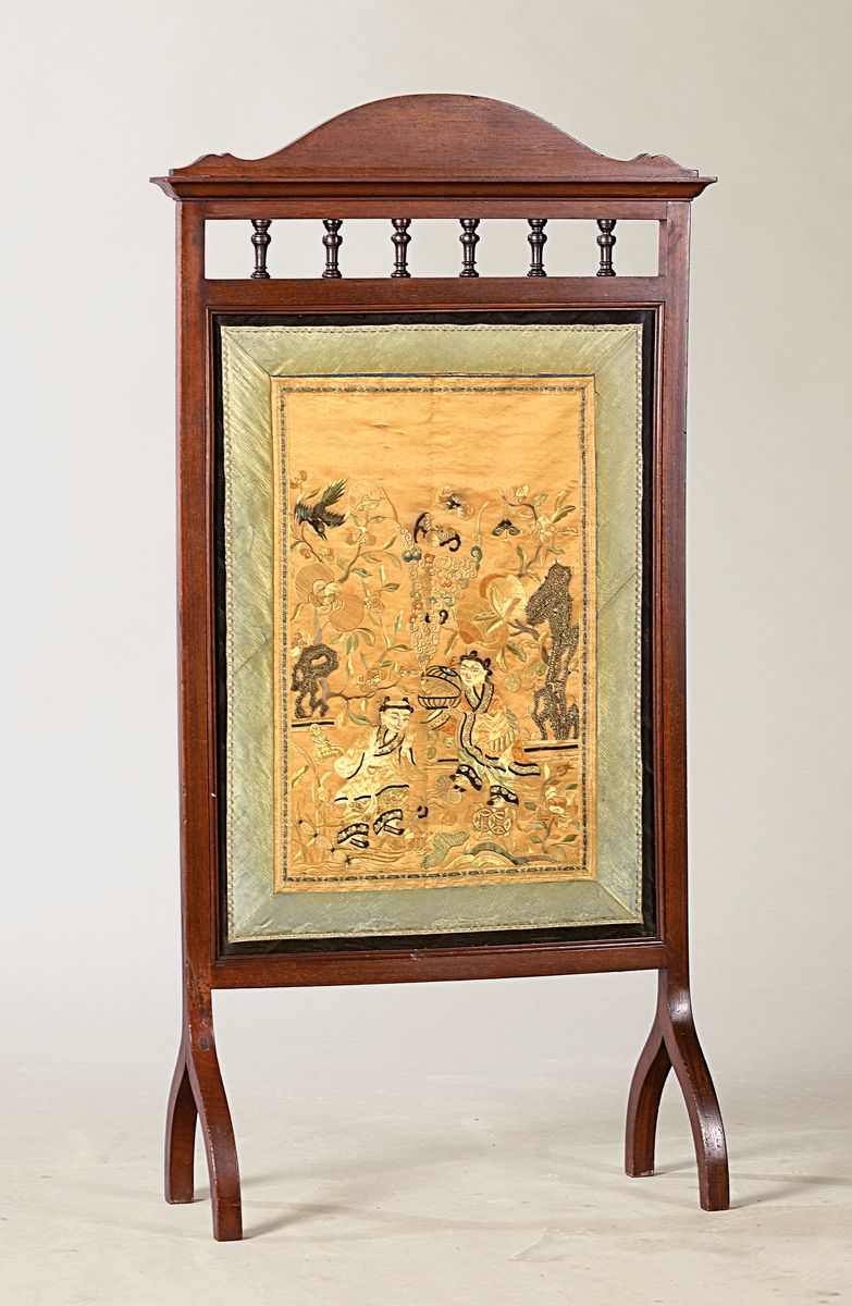 Paravent, England, um 1900/20, Mahagonirahmen, hinter Glas chinesische Seidenstickerei, ca. 100x51 cm, l. Alterssp.