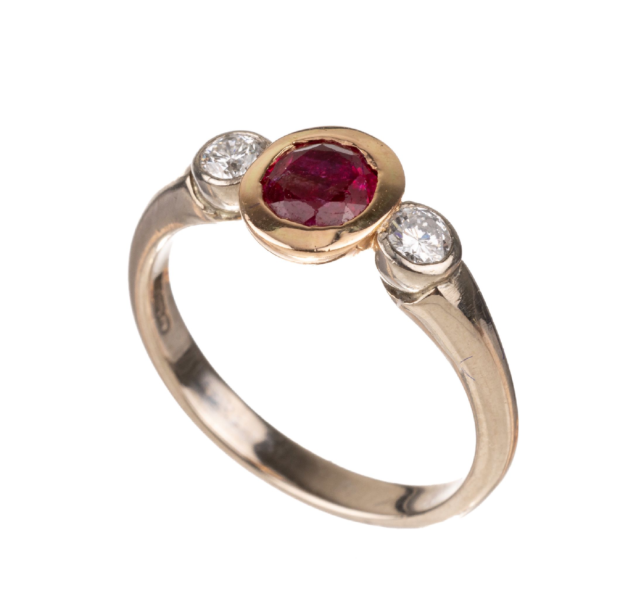 18 kt Gold Rubin-Brillant-Ring, WG/GG 750/000, in GG gefasster ovalfacett. Rubin ca.0.80 ct, Kerben, 2 Brillanten zus. ca. 0.30 ctWeiß/si, RW 52, ...