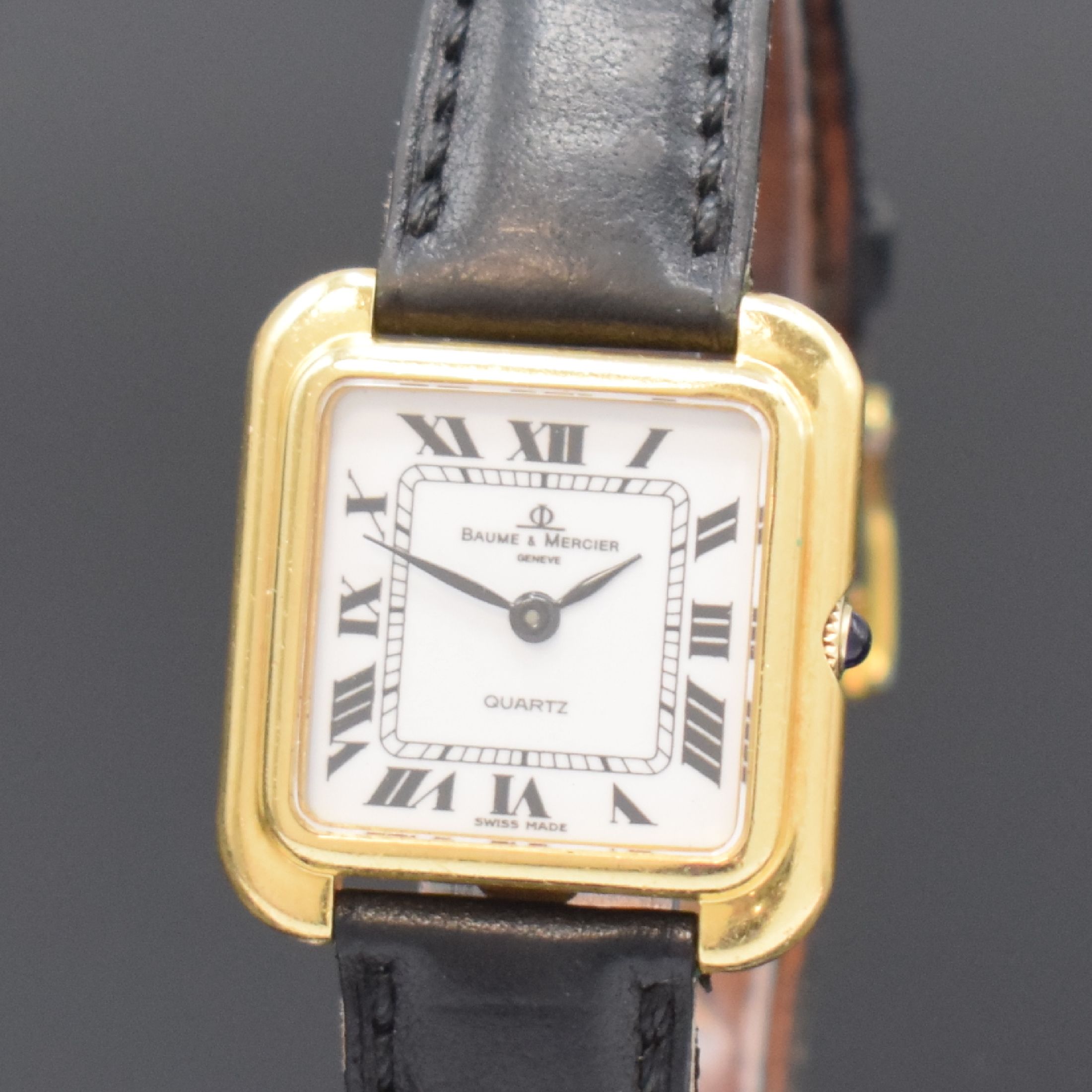 Detail a: BAUME & MERCIER Damenarmbanduhr in GG 750/000 Referenz 48364, Schweiz um 1980, quarz, 2- teil. gestuftes Gehäuse, Boden aufgedr., Krone mit ...