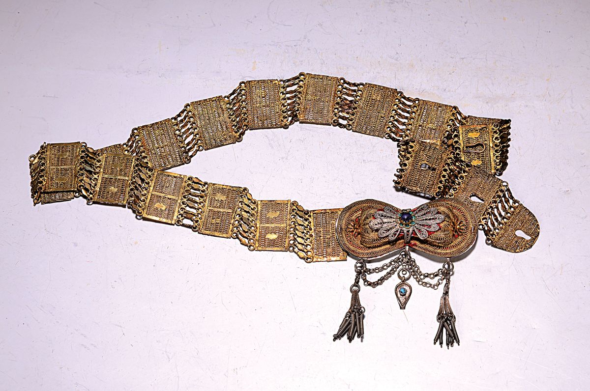 Filigraner Hochzeitsgürtel, orientalisch, Bagdad, 60/70er Jahre, mit Glaseinbesatz, reiche Filigranarbeit, vergoldet, ca. 280 g, L.ca. 94 cm