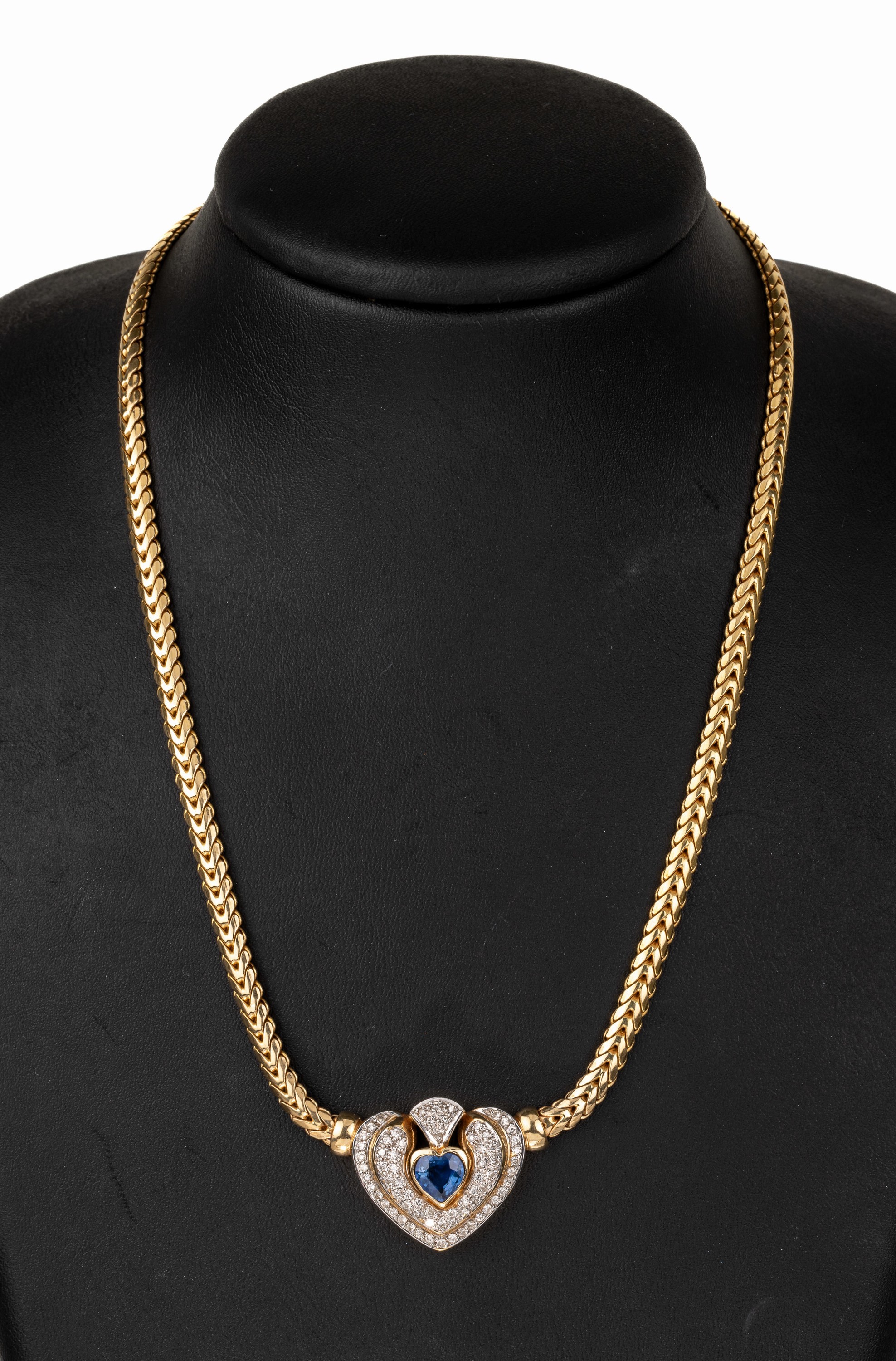 14 kt Gold Saphir-Brillant-Collier, GG/WG 585/000, Mittelteil mit facett. Saphirherz ca.1.0 ct, 70 in WG gefasste Brillanten zus. ca. 1.50 ct ...