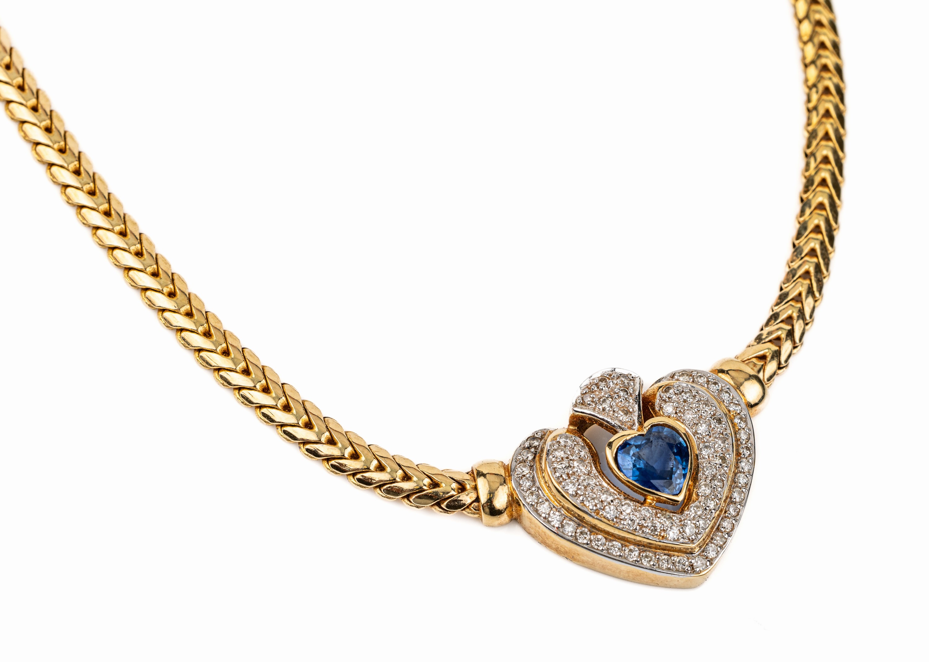 Detail a: 14 kt Gold Saphir-Brillant-Collier, GG/WG 585/000, Mittelteil mit facett. Saphirherz ca.1.0 ct, 70 in WG gefasste Brillanten zus. ca. 1.50 ct ...