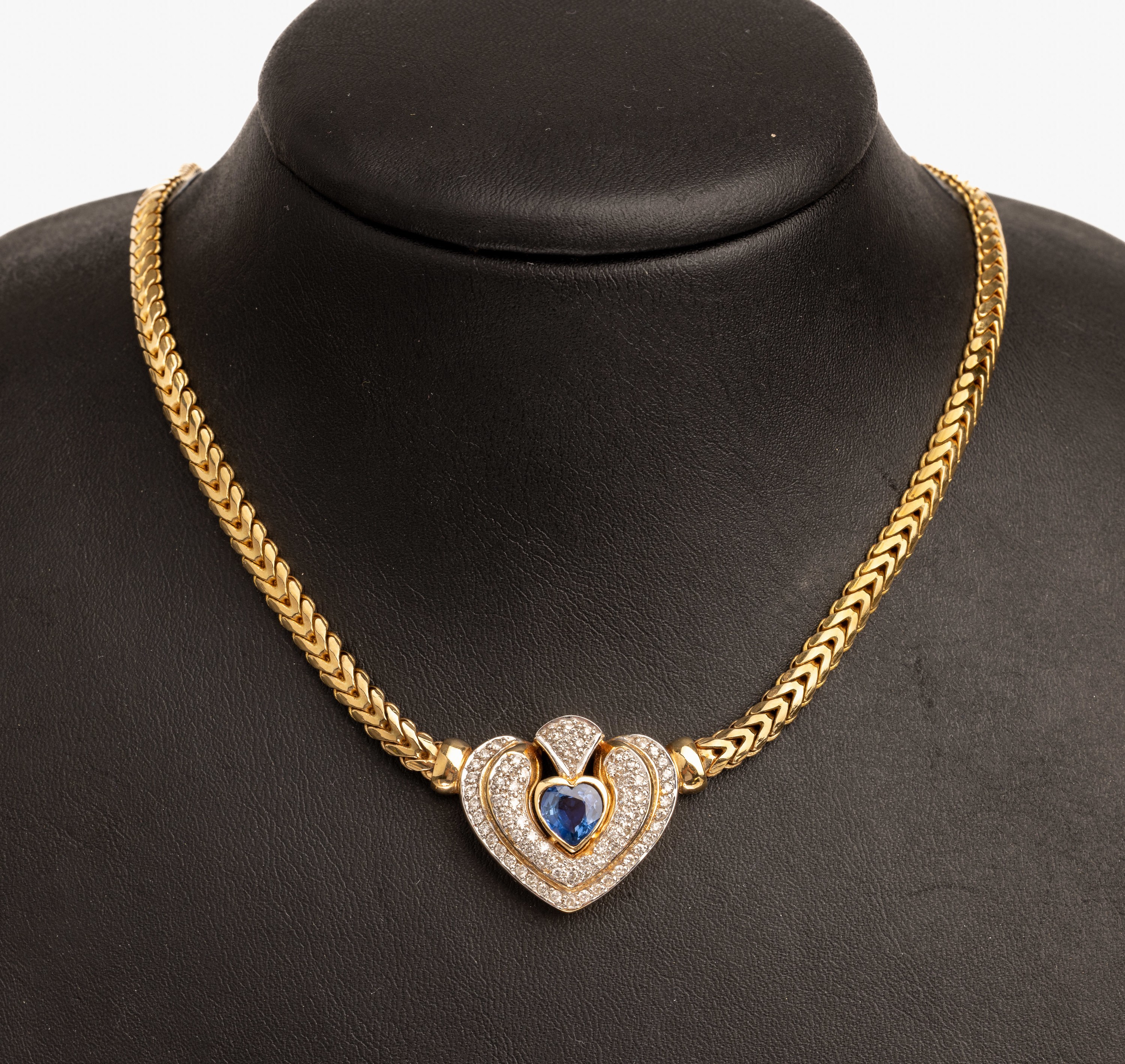 Detail b: 14 kt Gold Saphir-Brillant-Collier, GG/WG 585/000, Mittelteil mit facett. Saphirherz ca.1.0 ct, 70 in WG gefasste Brillanten zus. ca. 1.50 ct ...