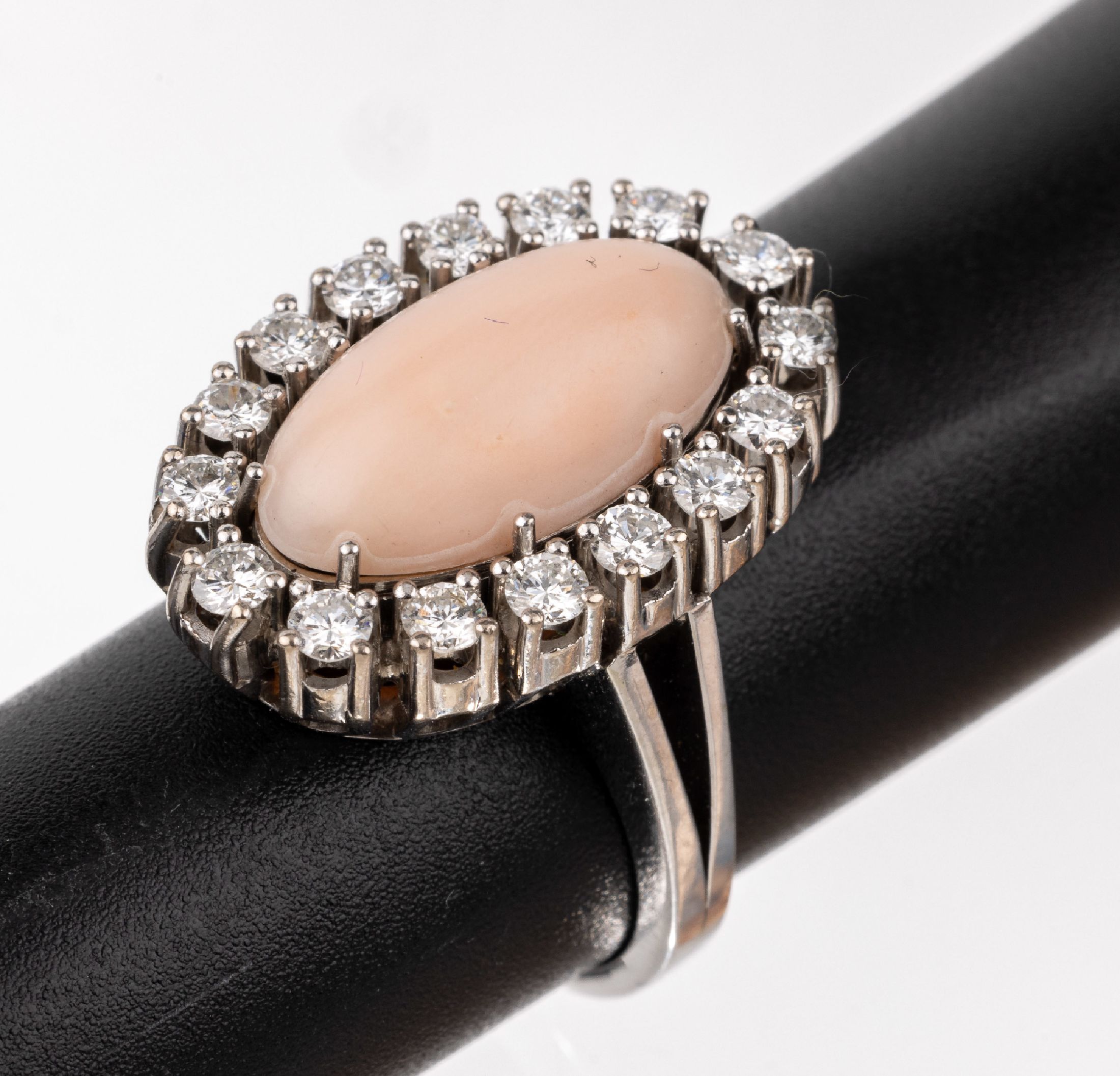 18 kt Gold Korallen-Brillant-Ring, WG 750/000, mittig ovaler Engelhautkorallen- Cabochon, umgeben von 16 Brillanten zus. ca. 1.10 ct feines ...