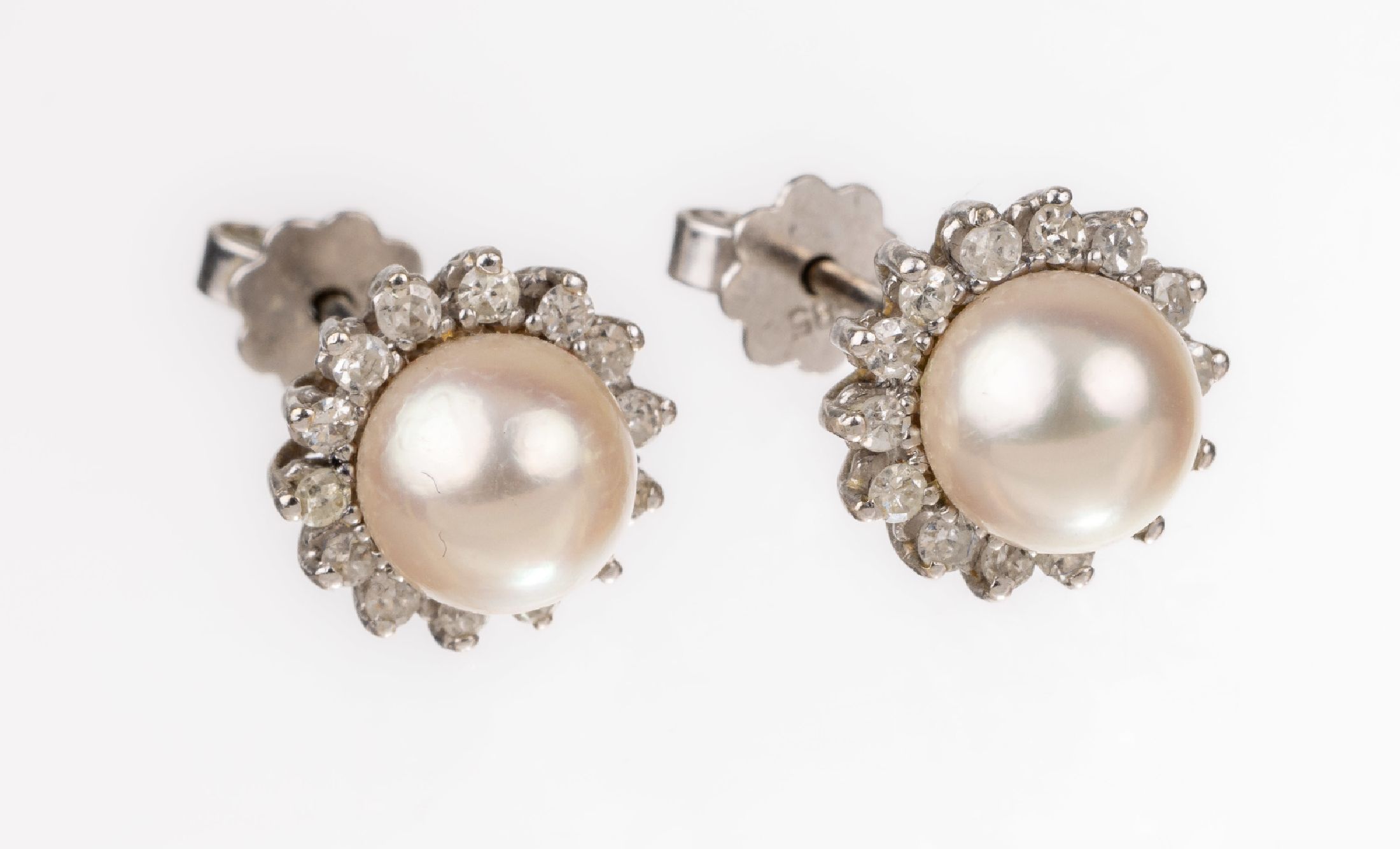 Paar 14 kt Gold Perl-Diamant-Ohrstecker, WG585/000, mittig 2 Zuchtperlen, D. ca. 7.5 mm, 28 8/8-Diamanten zus. ca. 0.30 ct Weiß/si-p, ca. 4.7 g