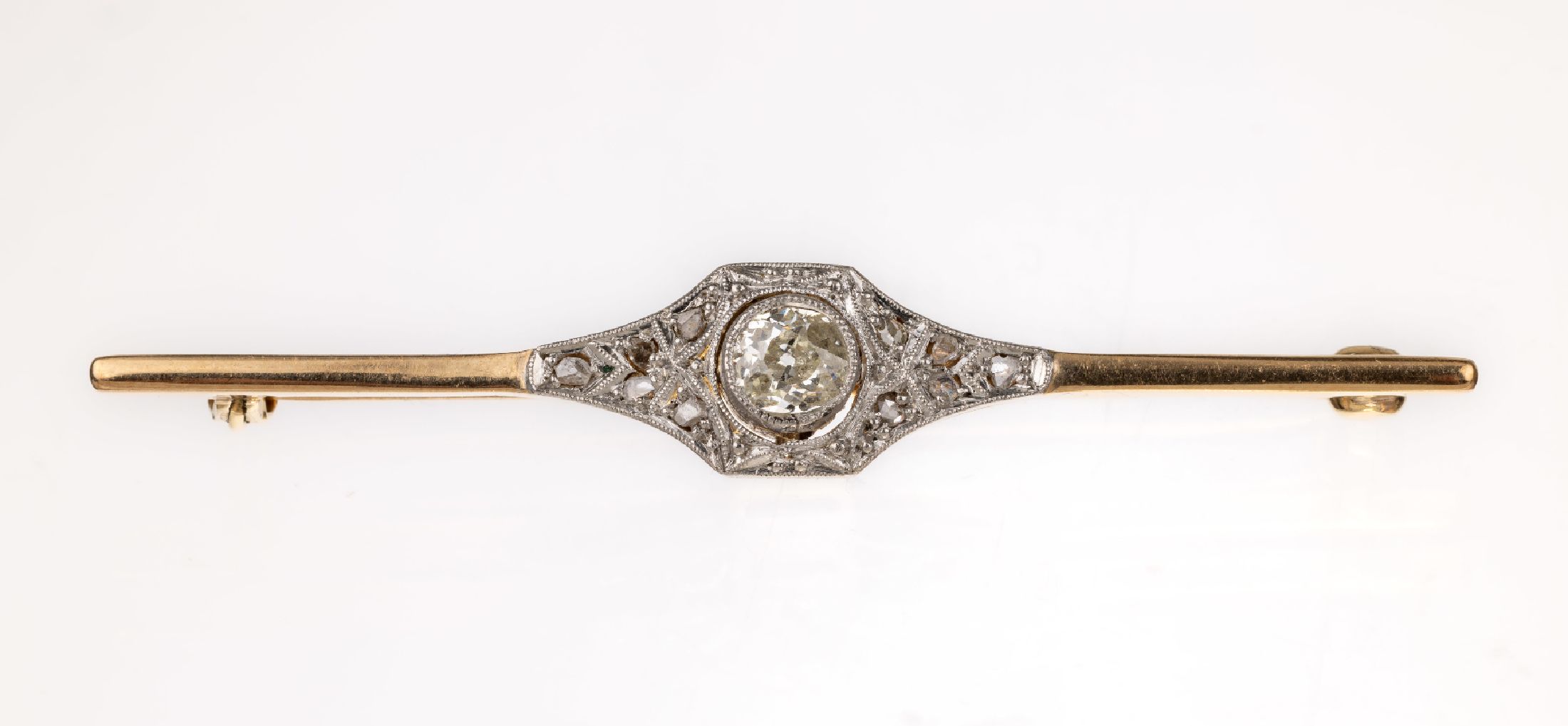 14 kt Gold Diamant-Brosche, um 1920, GG 585/000, mittig Altschliffdiamant ca. 0.50 ct Getönt/p, umgeben von 10 Diamantrosen zus. ca.0.10 ct, L. ca. ...