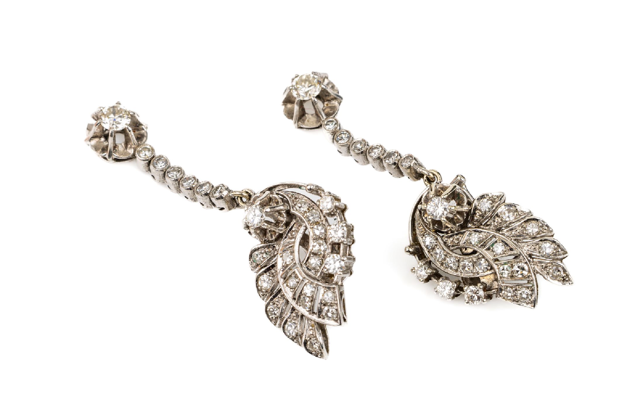 Paar 18 kt Gold Diamant-Ohrstecker, WG 750/000, geschwungen mit bewegl. Abhängung, 54Brillanten und 8/8-Diamanten zus. ca. 2.0 ct ...