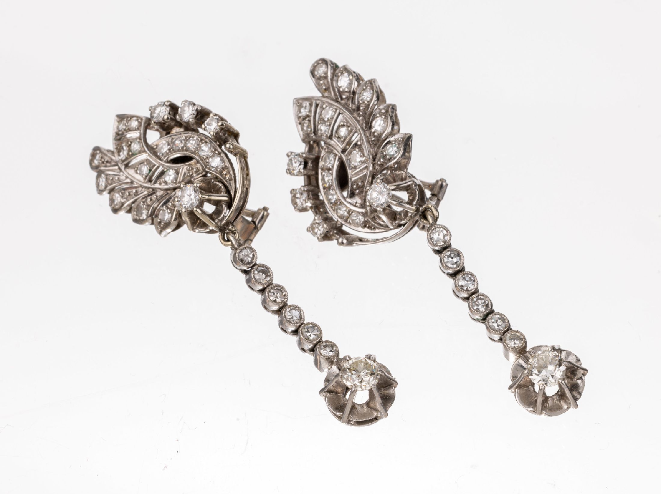 Detail a: Paar 18 kt Gold Diamant-Ohrstecker, WG 750/000, geschwungen mit bewegl. Abhängung, 54Brillanten und 8/8-Diamanten zus. ca. 2.0 ct ...