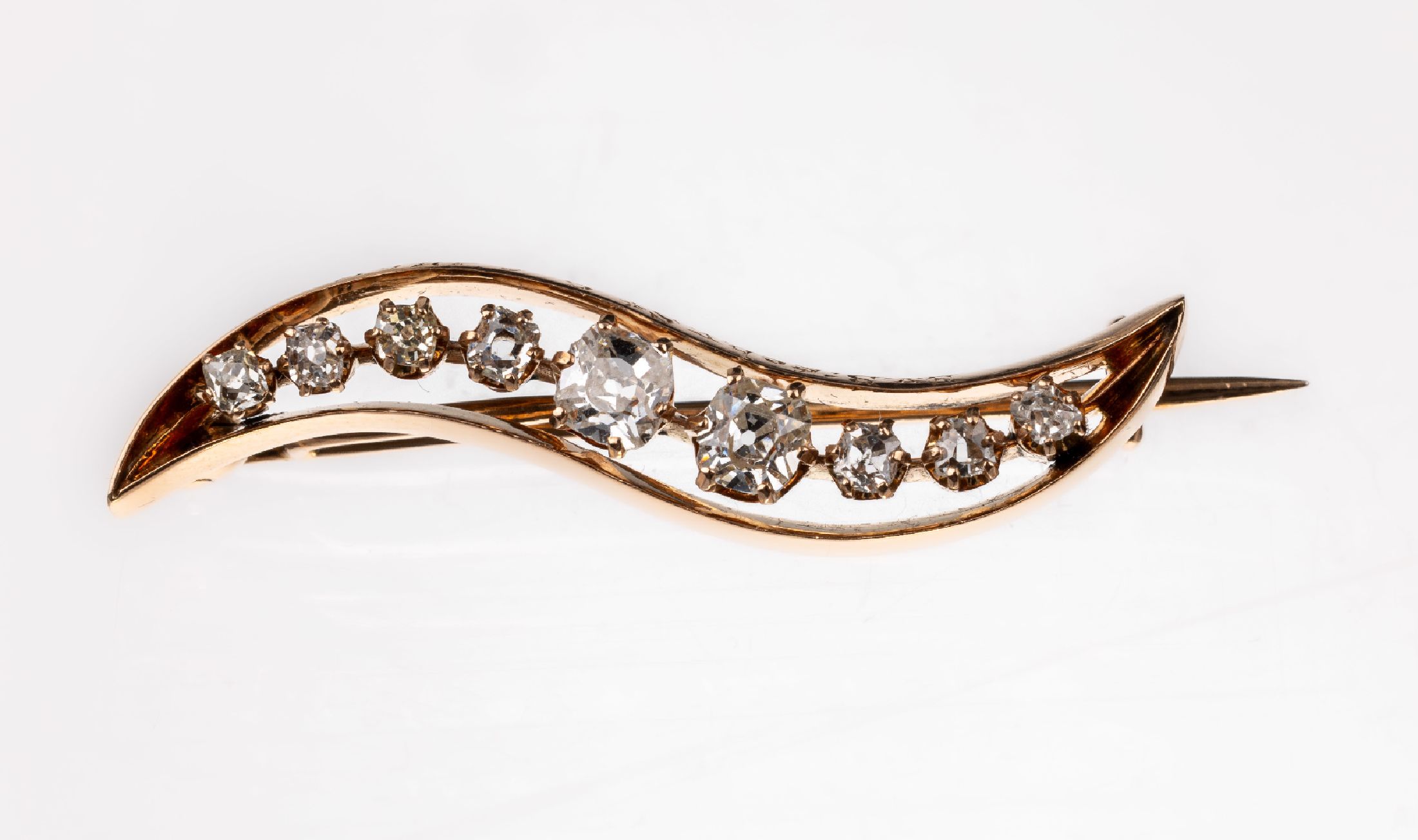 14 kt Gold Diamant-Brosche, um 1860, RG 585/000, geschwungene Gestaltung, 9 Altschliffdiamanten zus. ca. 0.60 ct Weiß-l.get.Weiß/si, ca. 3.5 x 0.8 ...