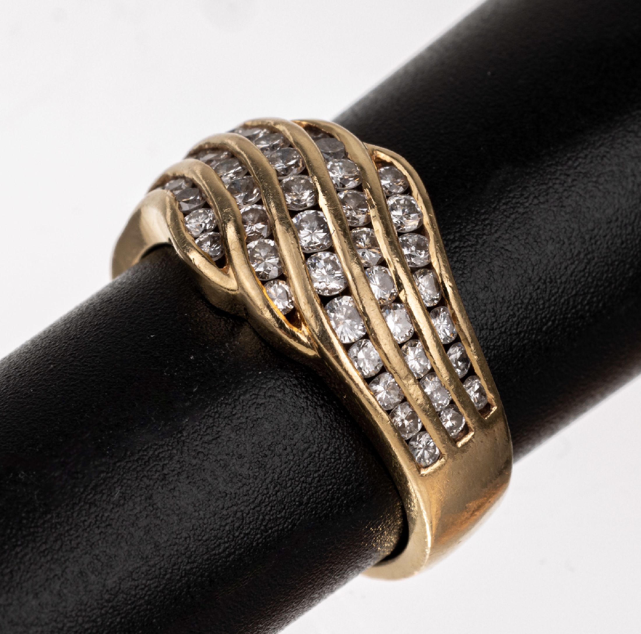 14 kt Gold Brillant-Ring, GG 585/000, Ringkopf geschwungen, 49 Brillanten zus. ca. 1.0 ct Weiß/si, RW 51, ca. 5.2 g