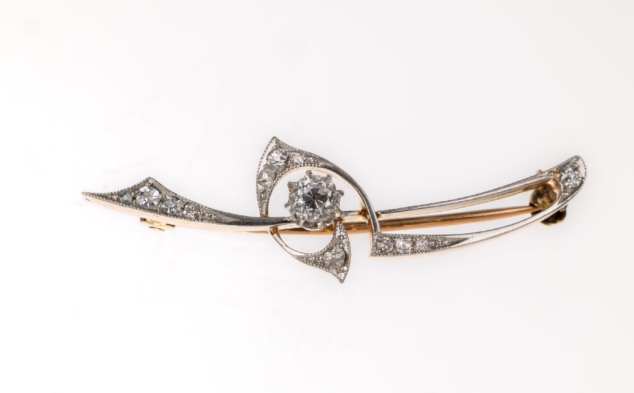14 kt Gold Diamant-Brosche, um 1900, GG 585/000, Schauseite zeittyp. in Platin, mittigAltschliffdiamant ca. 0.30 ct Weiß/p, 12 weitere ...