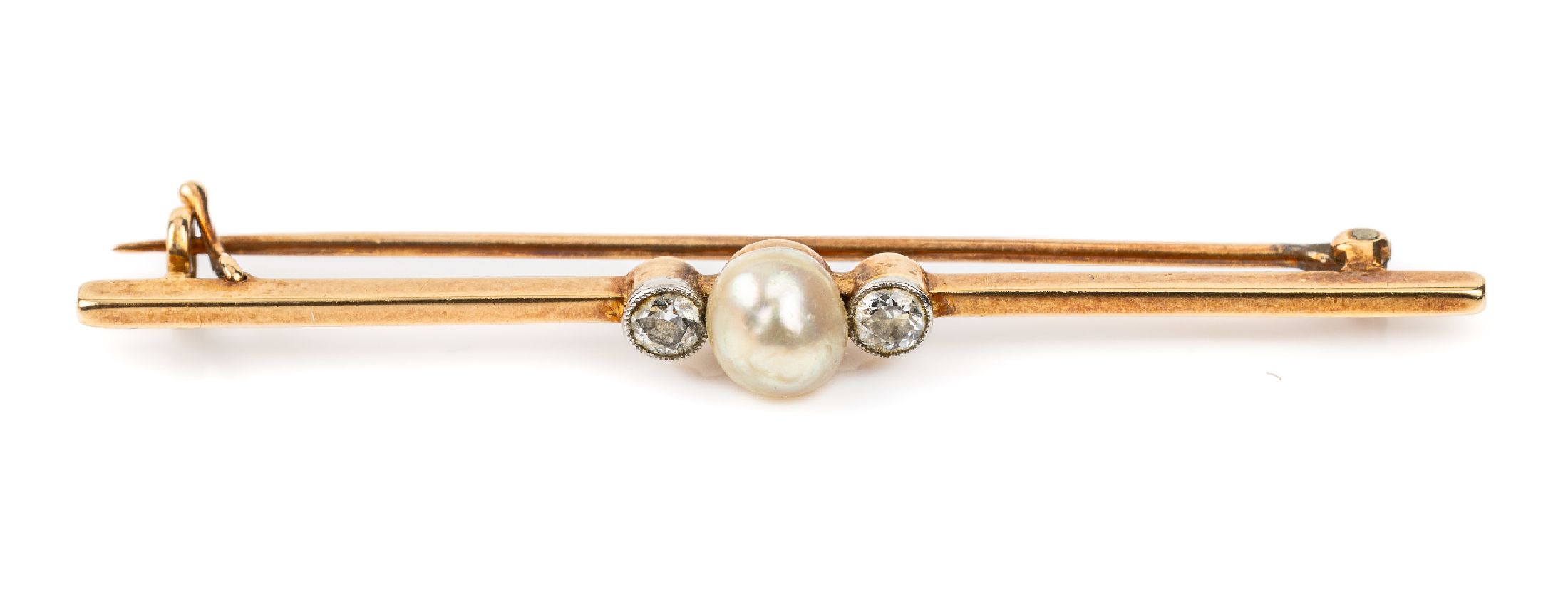 14 kt Gold Diamant-Perl-Brosche, um 1900, GG 585/000, mittig Orientperle, D. ca. 5.5 mm,2 Altschliffdiamanten zus. ca. 0.15 ct Weiß/p,L. ca. 5.5 ...