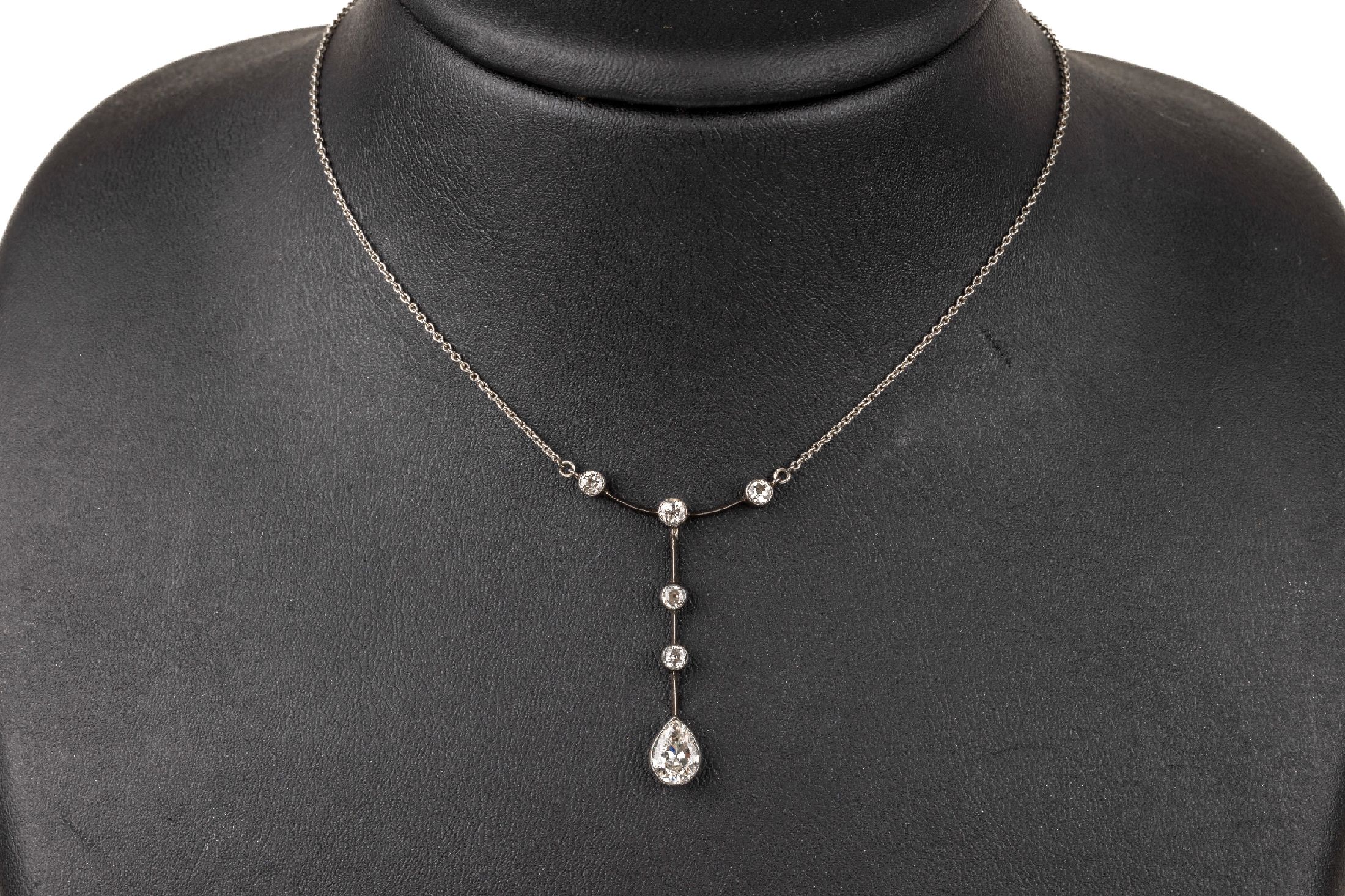 14 kt Gold Diamant-Collier, um 1890, GG 585/000, Mittelteil schauseitig Silber, 1 facett. Diamanttropfen ca. 0.60 ct l.get.Weiß/si, 5 ...