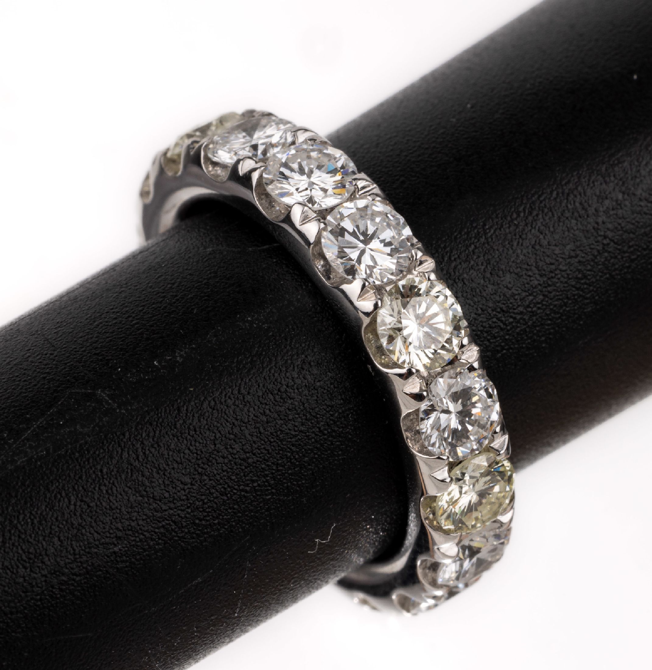 14 kt Gold Brillant-Ring, WG 585/000, 17 Brillanten zus. ca. 4.08 ct feines Weiß- l.get.Weiß/vs-si, RW 54, ca. 7.1 g