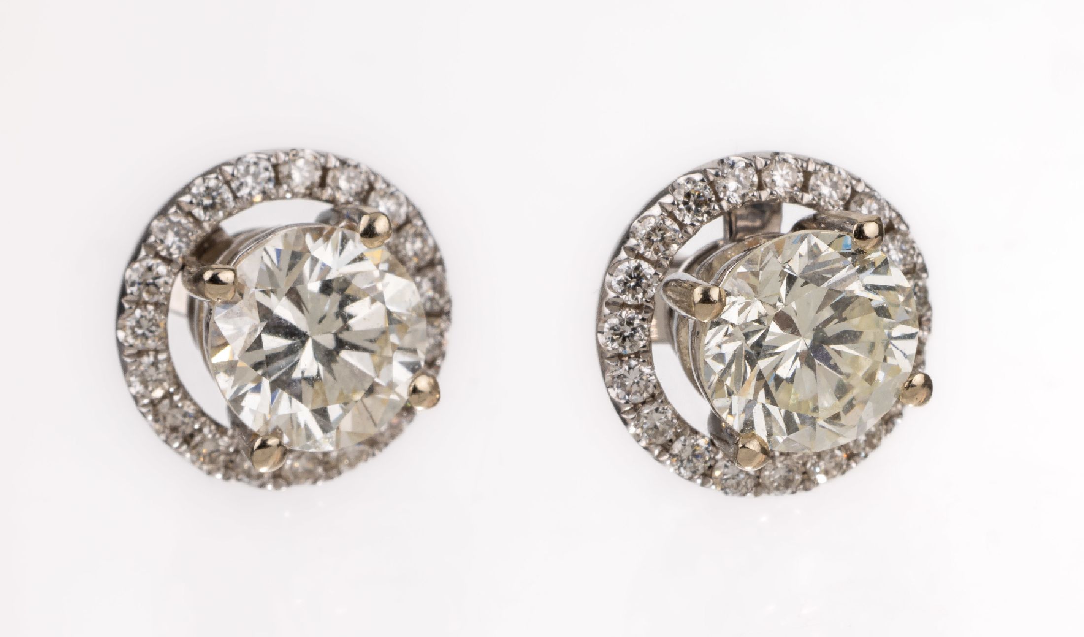 Paar 18 kt Gold Brillant-Ohrstecker, WG 750/000, 2 Brillanten zus. ca. 2.0 ct l.get.Weiß/vs, abnehmbare Kränze mit 38 Brillanten zus. ca. 0.42 ct ...