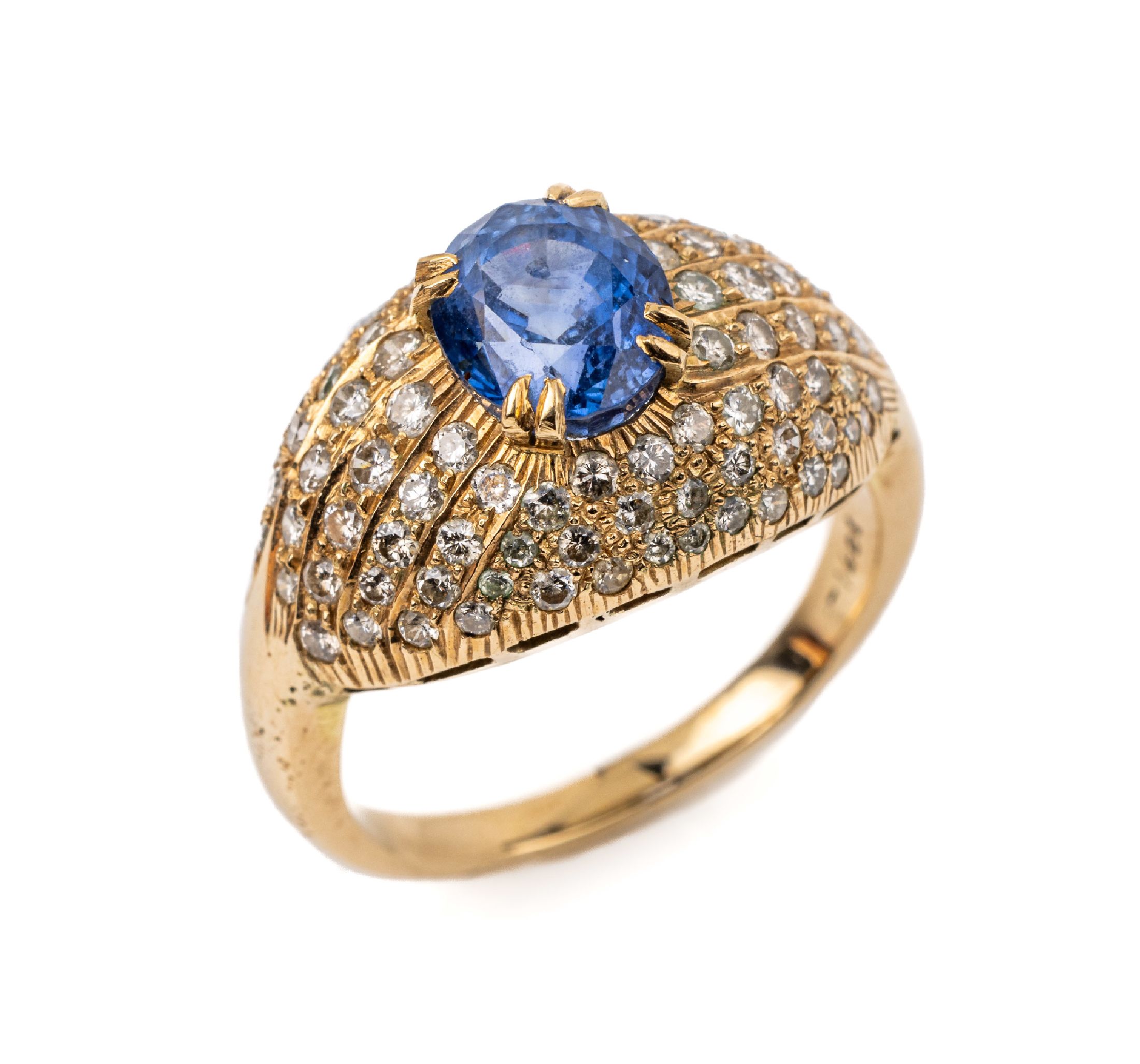 14 kt Gold Saphir Diamant Ring, GG 585/000,mittig mit einem ovalfacett. Saphir ca. 2.30 ct (min. besch.), umgeben von ca. 90 Brillanten zus. ca. ...