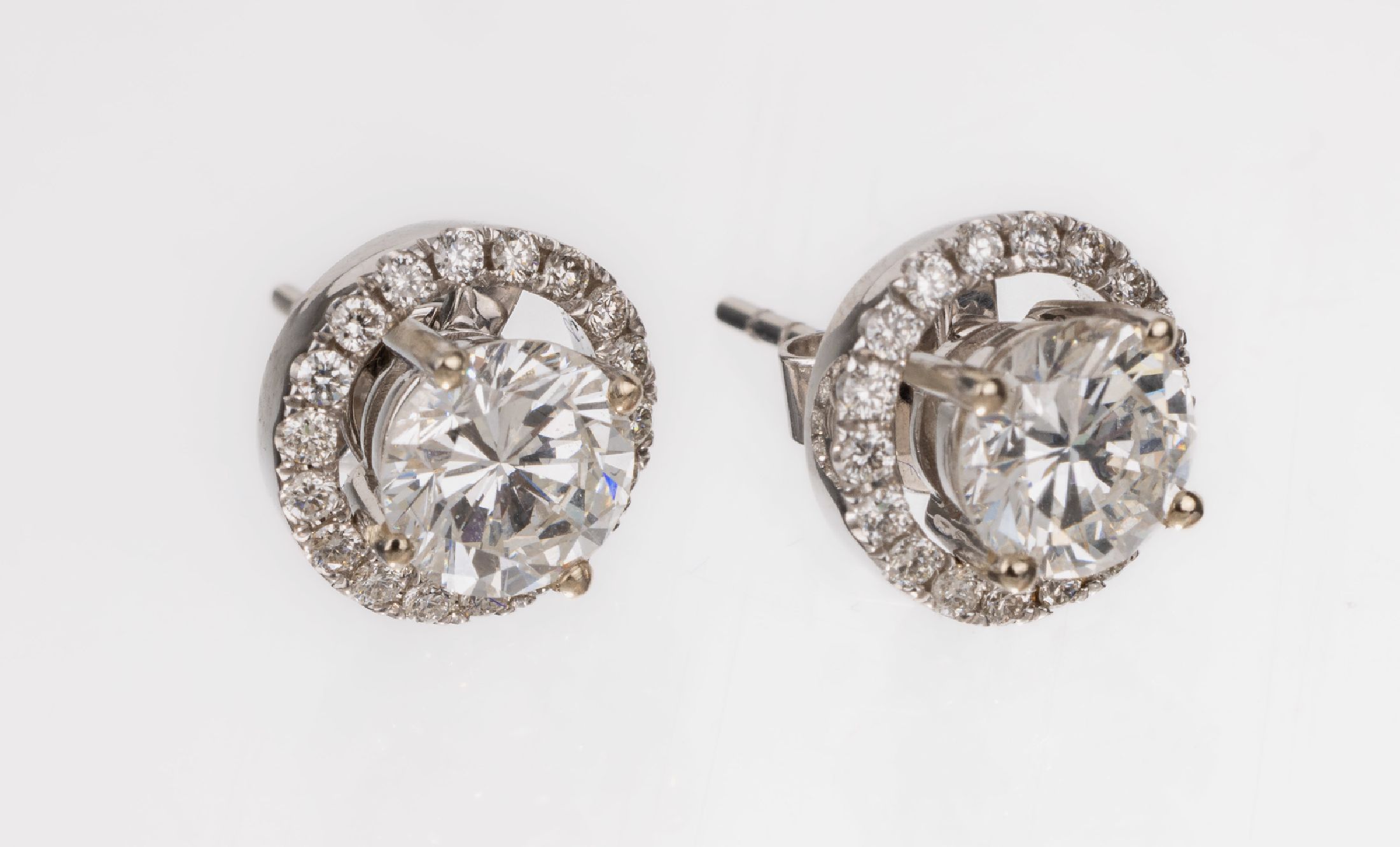 Detail a: Paar 18 kt Gold Brillant-Ohrstecker, WG 750/000, 2 Brillanten zus. ca. 1.63 ct Weiß/vs, abnehmbare Kränze mit 36 Brillanten zus. ca. 0.30 ct ...