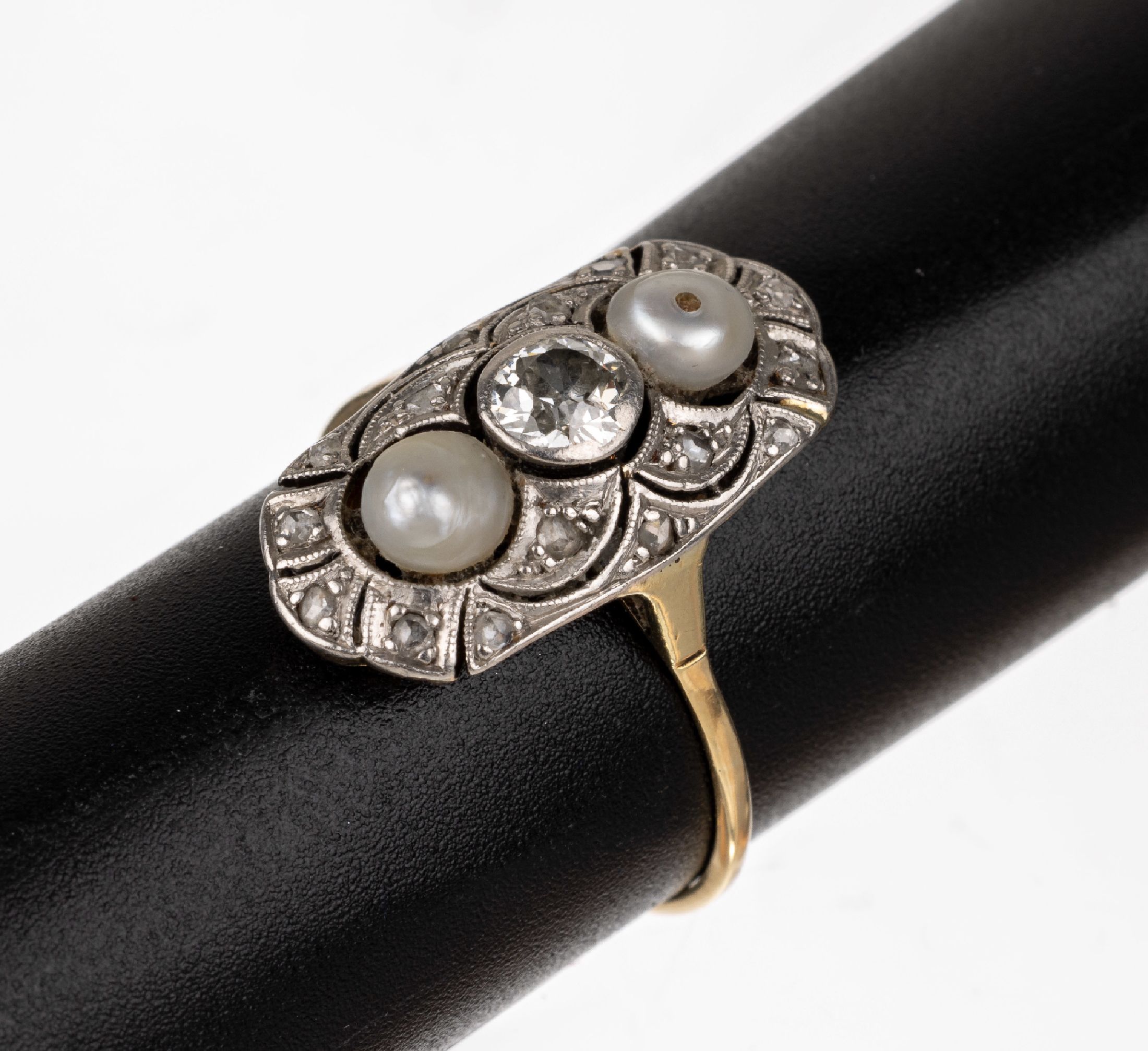 14 kt Gold Diamant-Perl-Ring, um 1920, GG 585/000 gepr., Ringkopf schauseitig mit Platin, mittig Altschliffdiamant ca. 0.45 ct l.get.Weiß/p, 16 ...