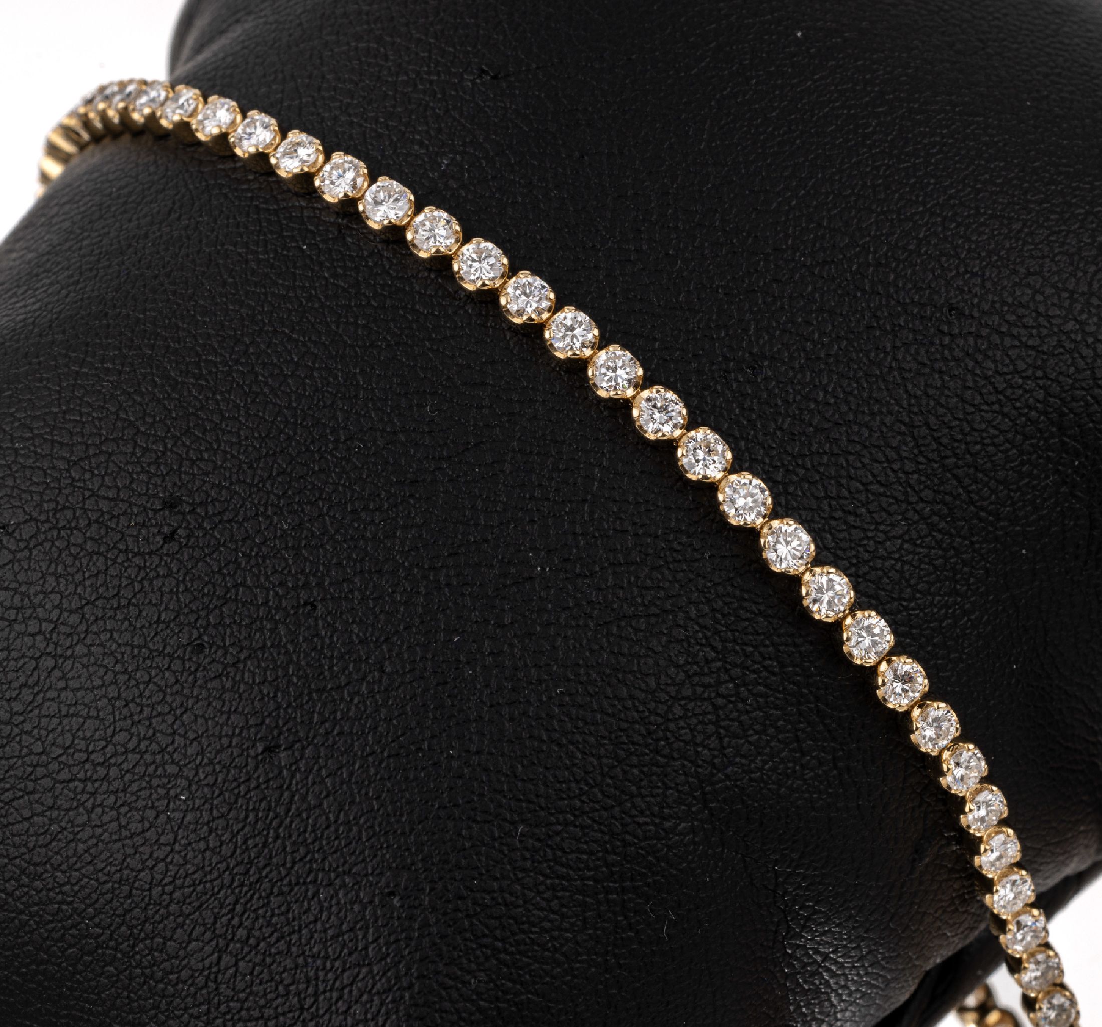 14 kt Gold Brillant-Linienarmband, GG 585/000, 57 Brillanten zus. ca. 3.16 ct (grav.) Weiß/vs-si, L. ca. 17.5 cm, Kastenschloss mit 2 ...
