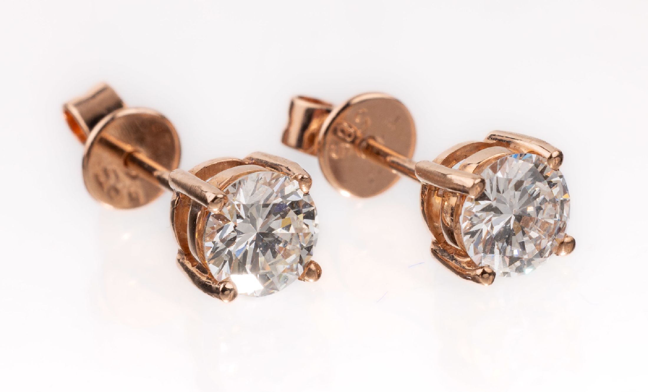 Paar 14 kt Gold Brillant-Ohrstecker, RG 585/000, 2 Brillanten zus. ca. 0.83 ct Weiß/si