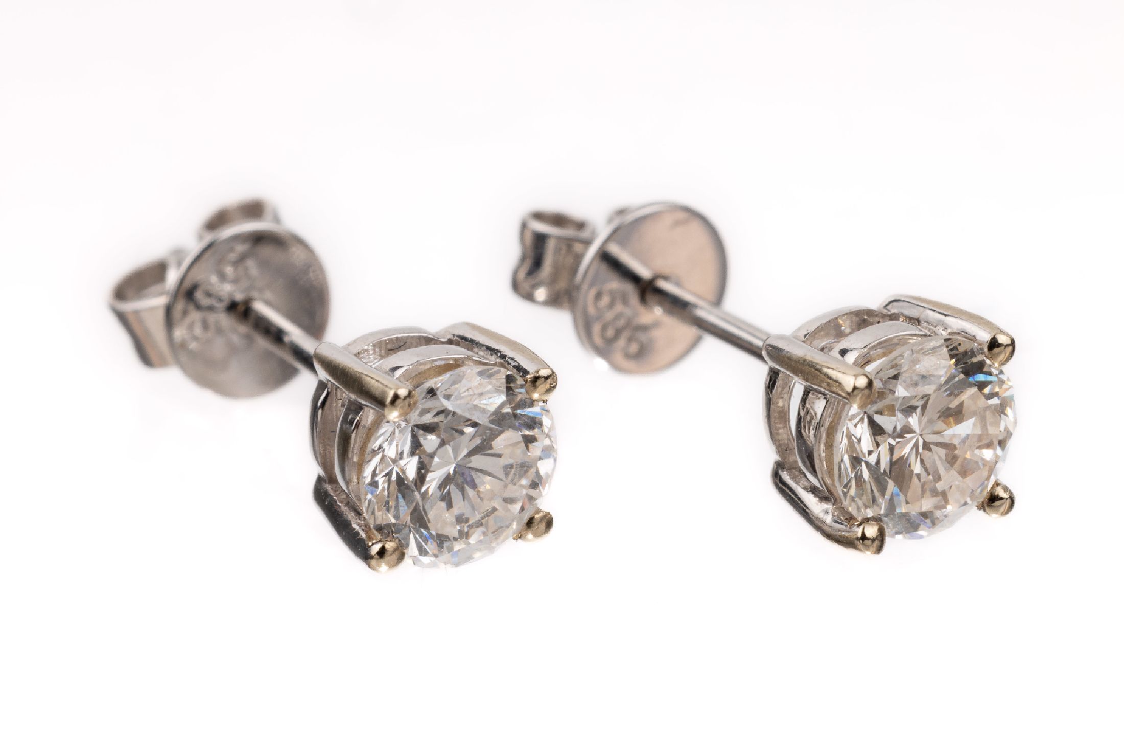 Paar 14 kt Gold Brillant-Ohrstecker, WG 585/000, 2 Brillanten zus. ca. 1.0 ct Weiß-l.get.Weiß/vs