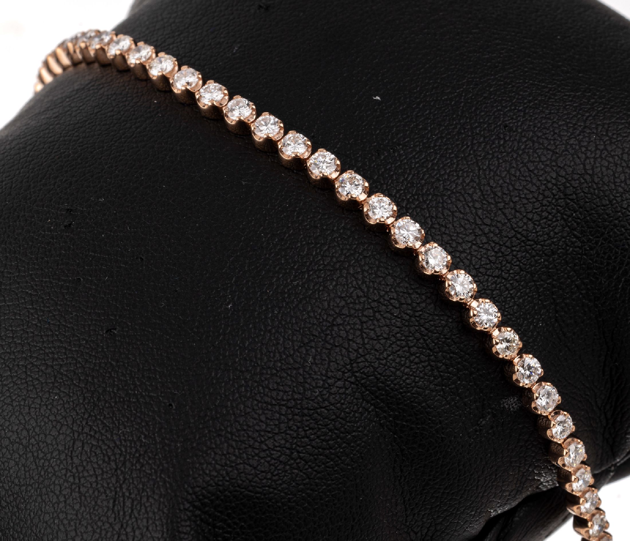 14 kt Gold Brillant-Linienarmband, RG 585/000, 51 Brillanten zus. ca. 3.45 ct (grav.) feines Weiß-Weiß/vs-si, L. ca. 17.7 cm, Kastenschloss mit 2 ...