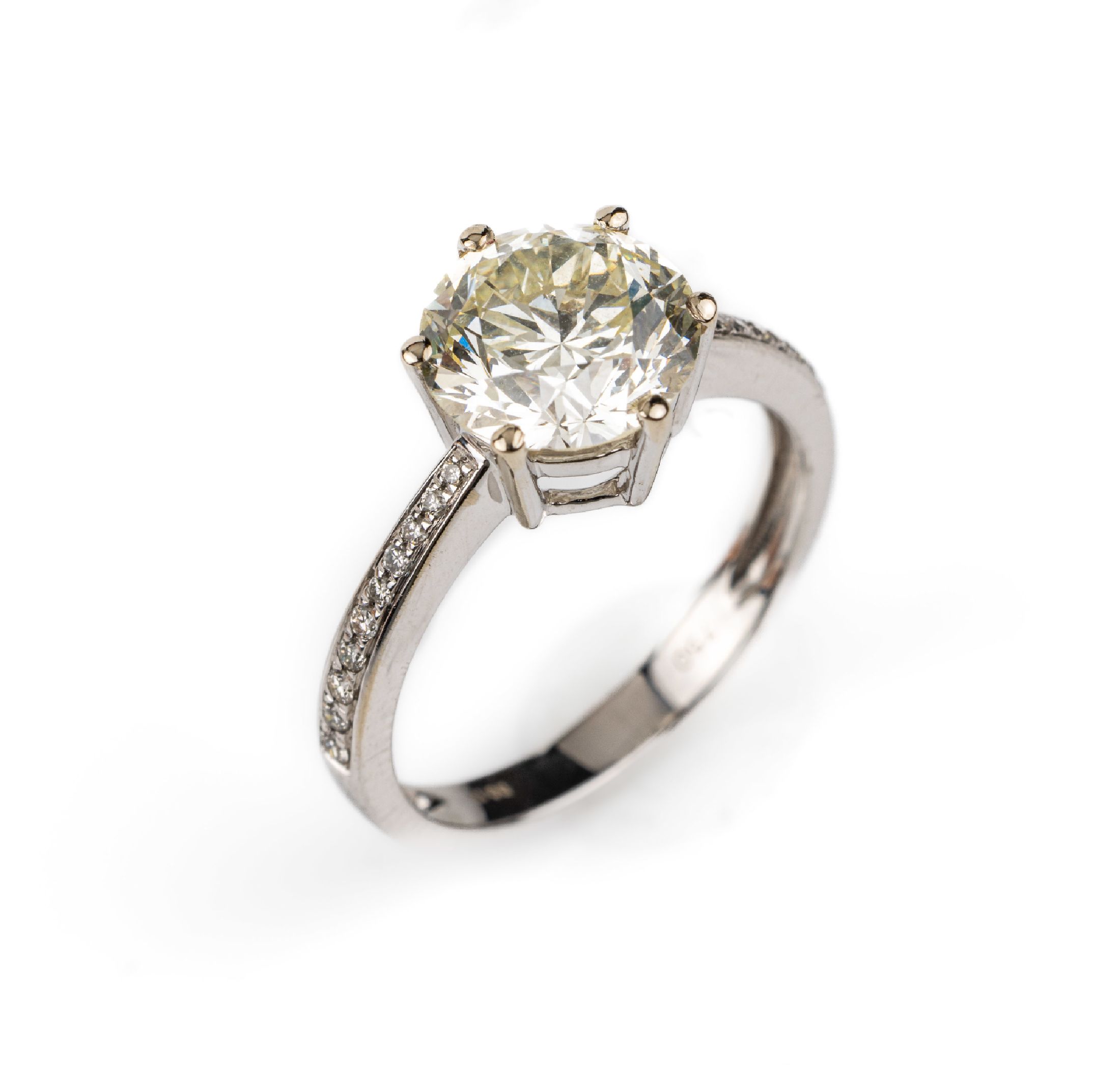 18 kt Gold Brillant-Ring, WG 750/000, mittlerer Brillant ca. 2.57 ct Getönt (N,O)/si1, Ringschultern mit 20 Brillanten zus. ca. 0.13 ct (grav.) ...