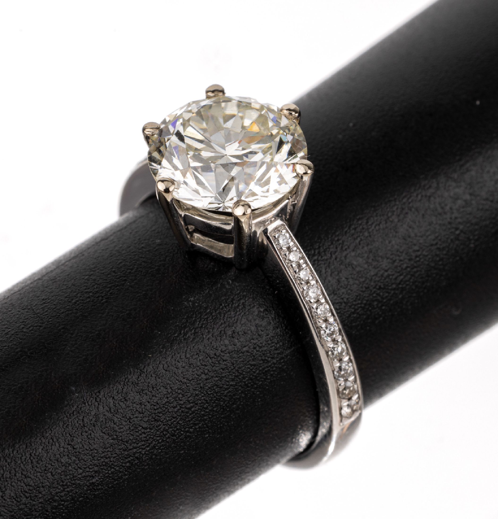 Detail a: 18 kt Gold Brillant-Ring, WG 750/000, mittlerer Brillant ca. 2.57 ct Getönt (N,O)/si1, Ringschultern mit 20 Brillanten zus. ca. 0.13 ct (grav.) ...