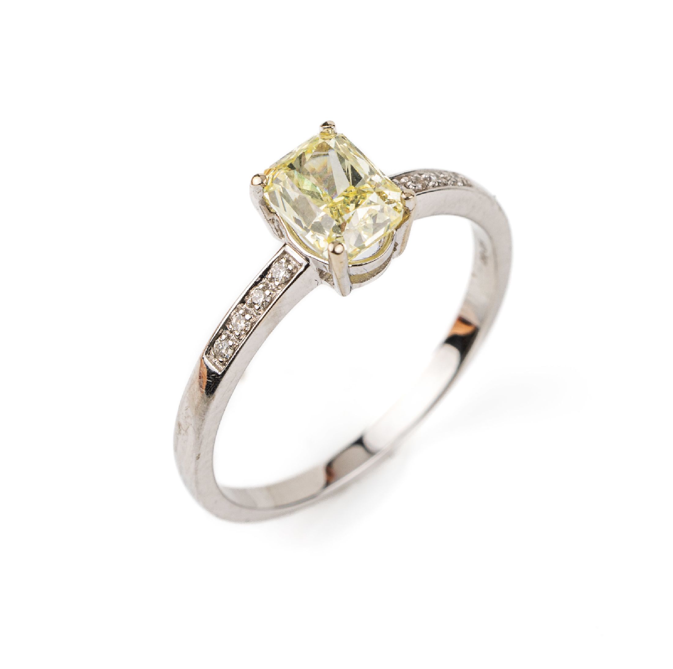 18 kt Gold Diamant-Ring, WG 750/000, mittigoktogonal facett. Diamant ca. 1.02 ct Fancy Yellow/vs, Ringschultern mit 8 Brillanten zus.ca. 0.05 ct ...