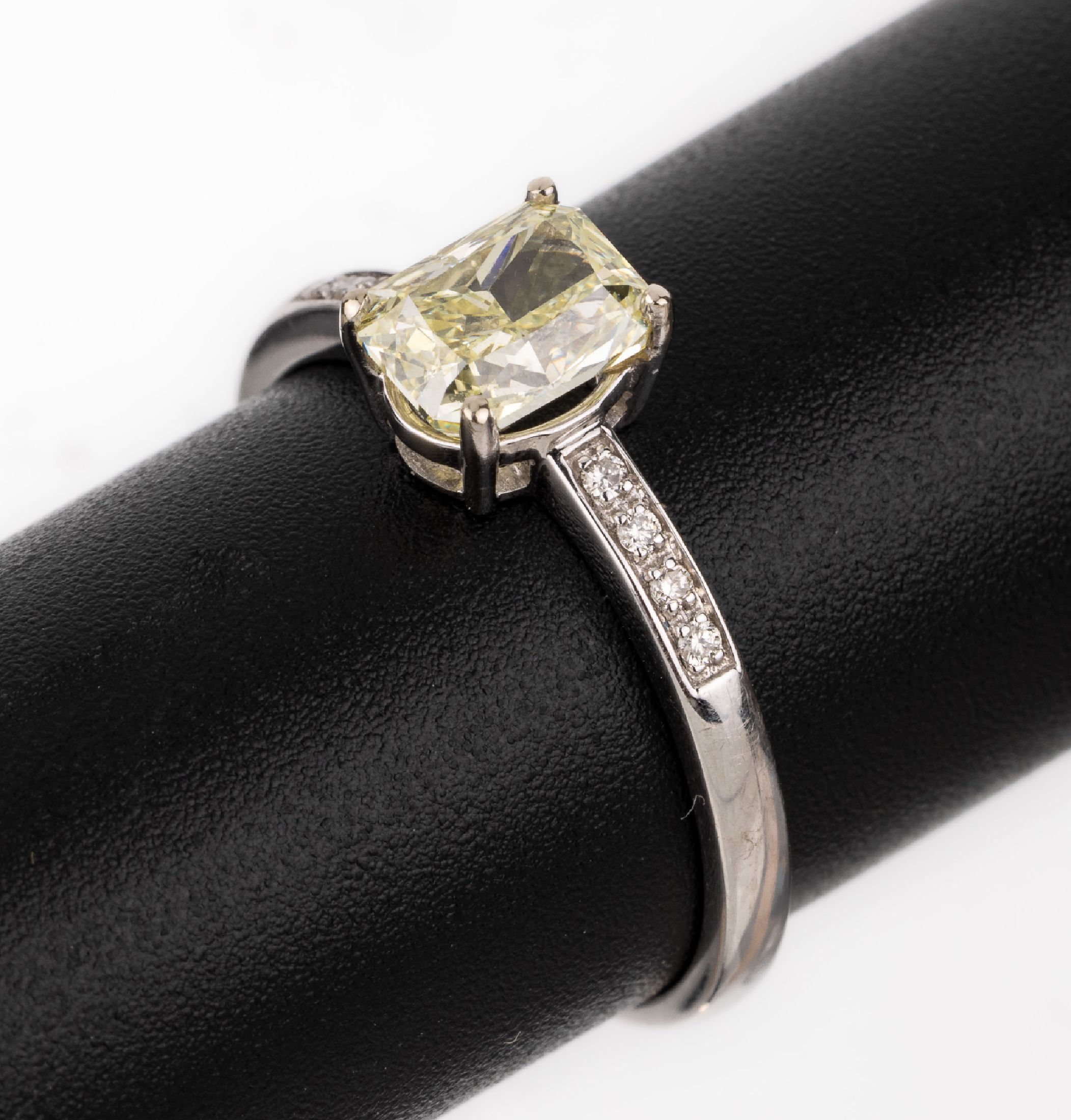 Detail a: 18 kt Gold Diamant-Ring, WG 750/000, mittigoktogonal facett. Diamant ca. 1.02 ct Fancy Yellow/vs, Ringschultern mit 8 Brillanten zus.ca. 0.05 ct ...
