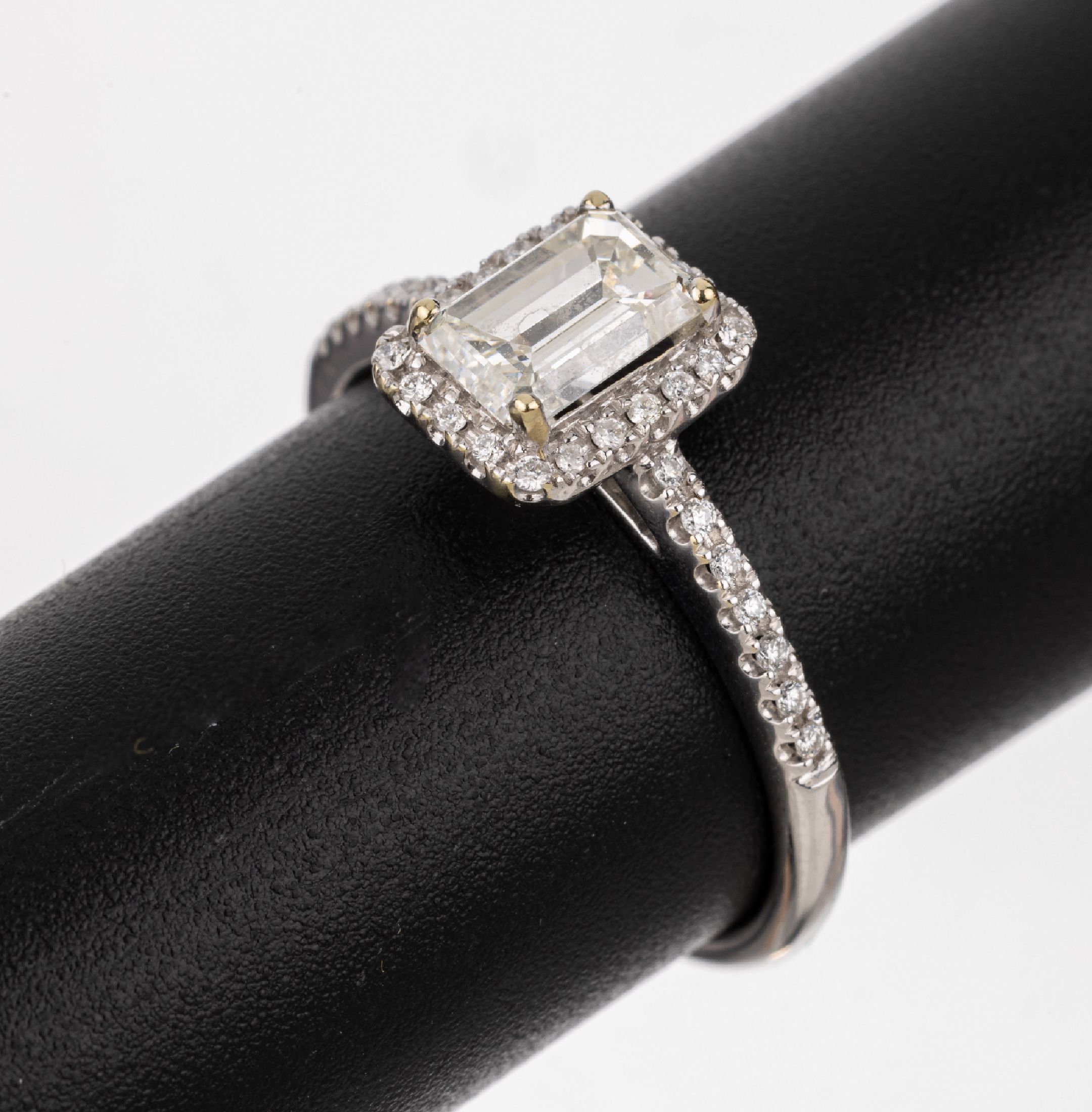 Detail a: 14 kt Gold Diamant-Ring, WG 585/000, mittigDiamant im Smaragdschliff ca. 1.0 ct l.get.Weiß/vs, 34 Brillanten zus. ca. 0.25 ct Weiß/si-p, RW 54, ...
