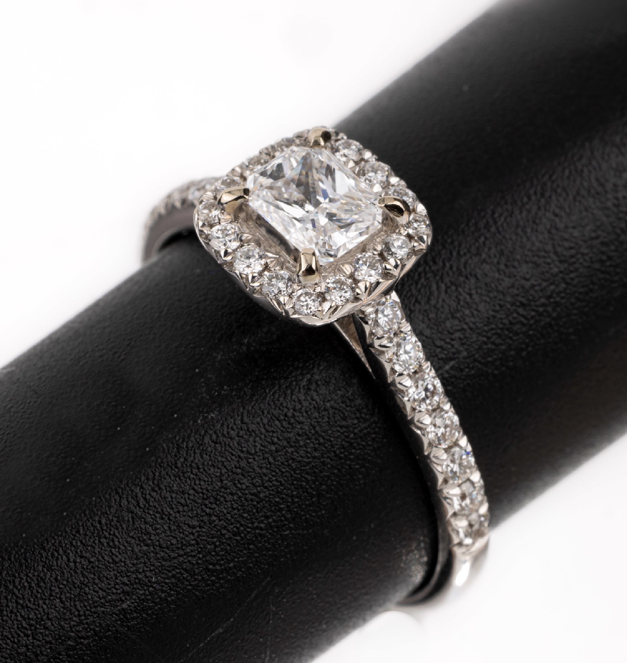 18 kt Gold Diamant-Ring, WG 750/000, mittigDiamant-Radiant ca. 0.49 ct hochfeines Weiß + (D)/vs1, 30 Brillanten zus. ca. 0.37 ct (grav.) Weiß/vs, ...