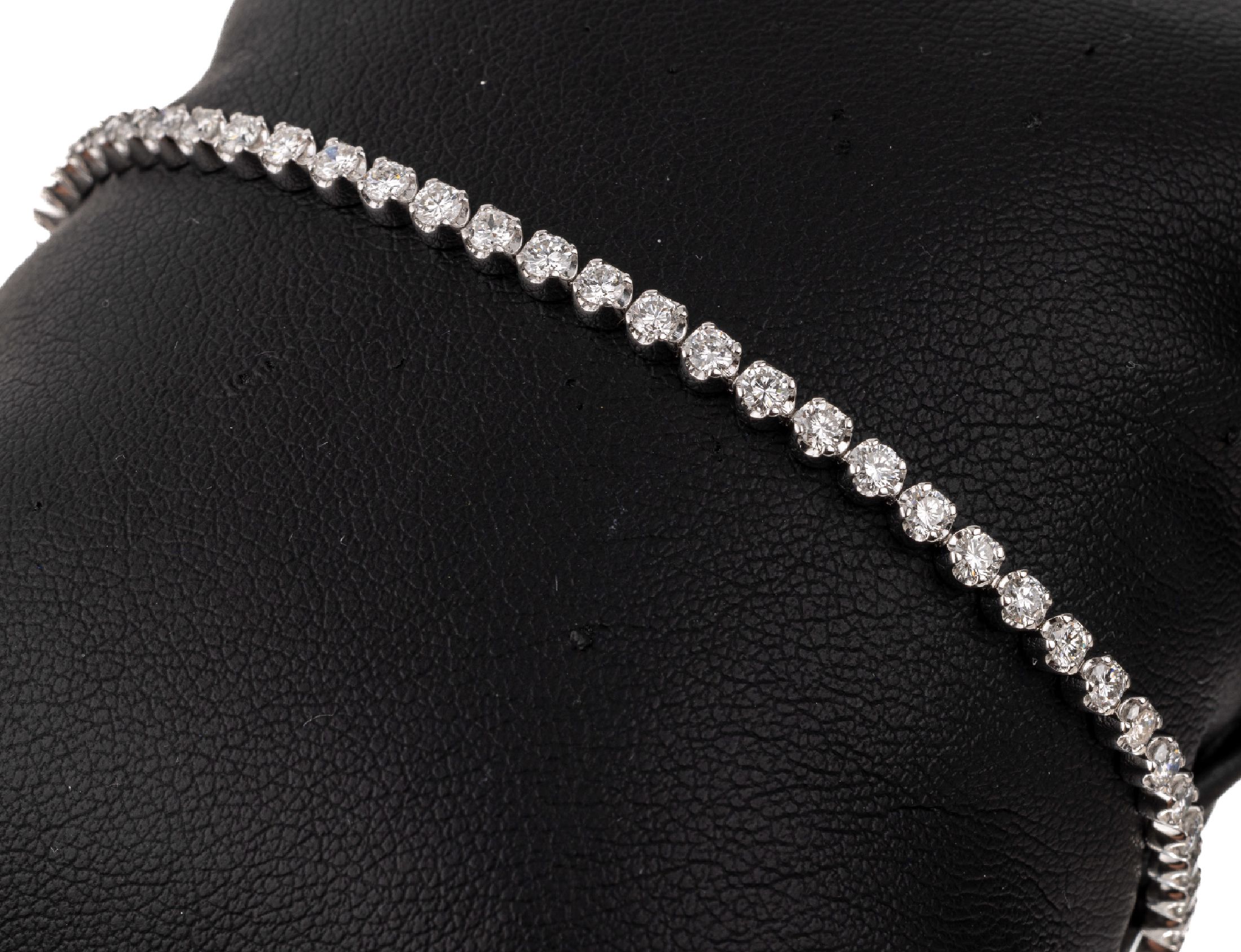 14 kt Gold Brillant-Linienarmband, WG 585/000, 58 Brillanten zus. ca. 2.94 ct feinesWeiß-Weiß/vs-si, L. ca. 18 cm, Kastenschloss mit 2 ...