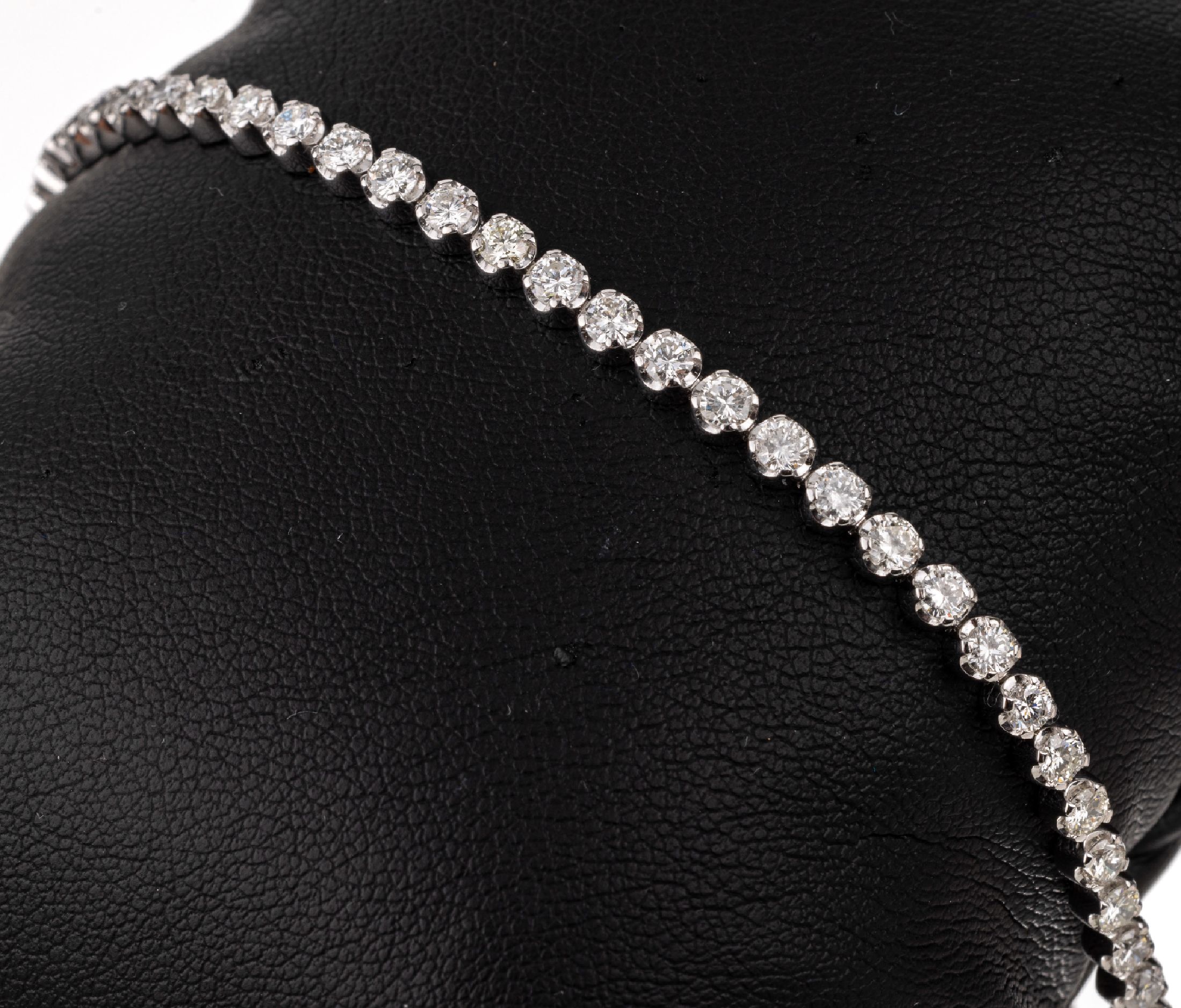 14 kt Gold Brillant-Linienarmband, WG 585/000, 53 Brillanten zus. ca. 3.52 ct feinesWeiß-Weiß/vs-si, L. ca. 18.3 cm, Kastenschlossmit 2 ...