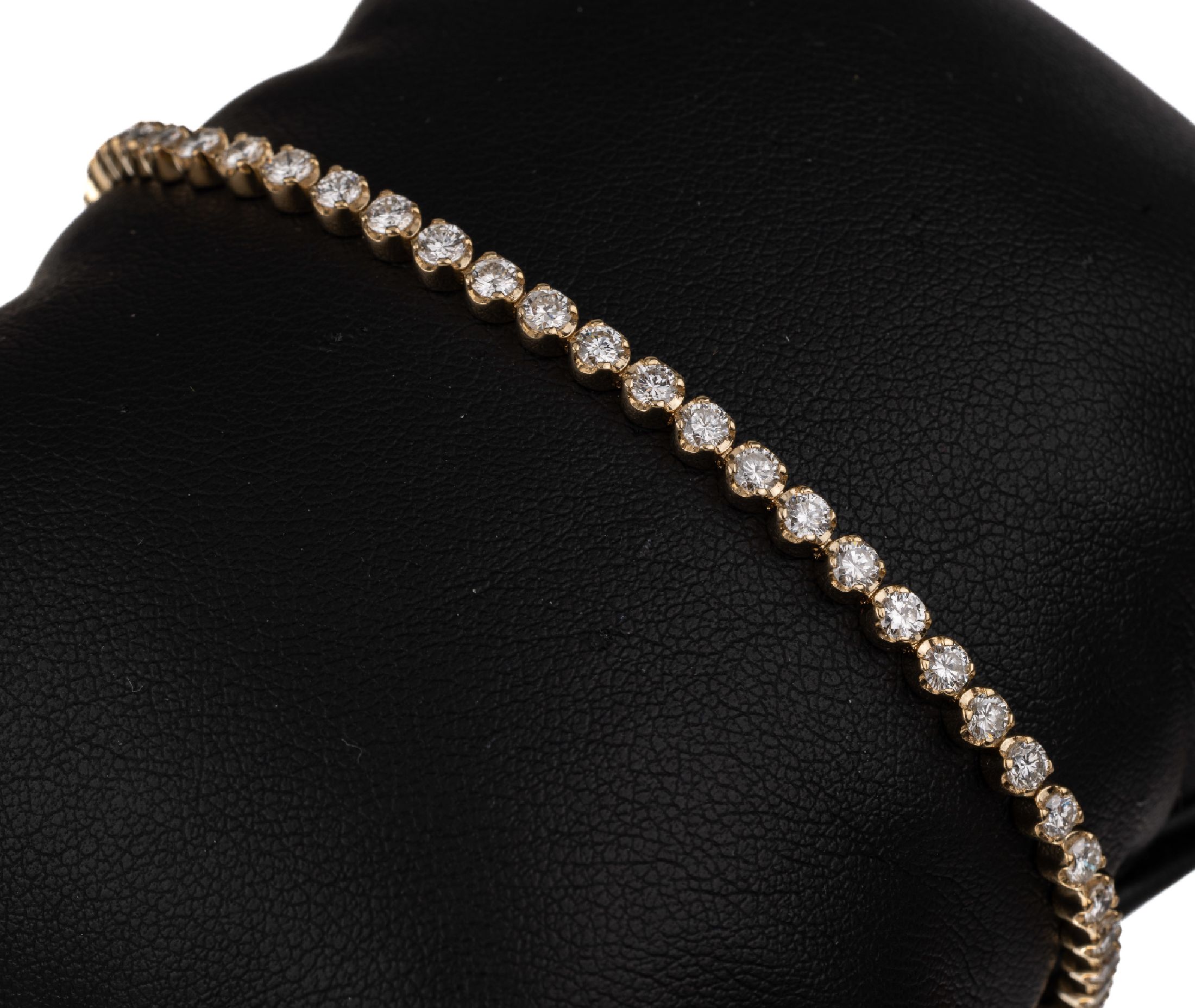 14 kt Gold Brillant-Linienarmband, GG 585/000, 51 Brillanten zus. ca. 3.46 ct (grav.) feines Weiß-Weiß/vs-si, L. ca. 17.5 cm, Kastenschloss mit 2 ...