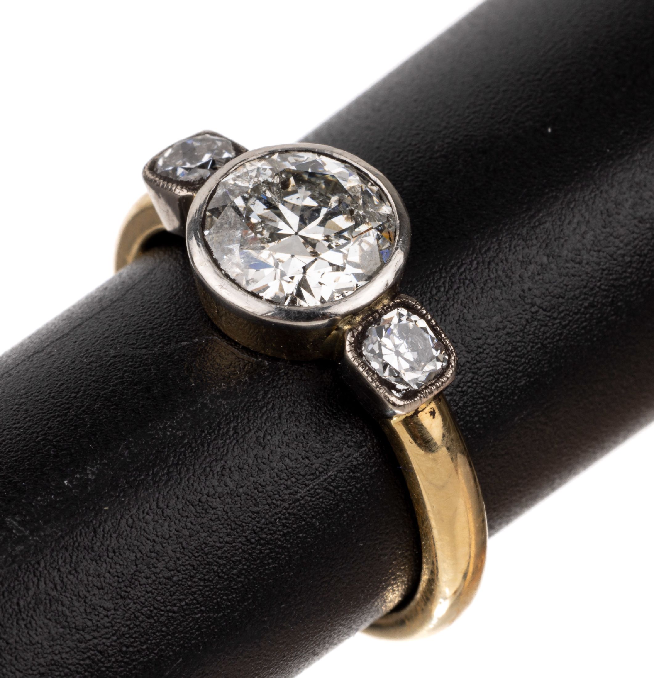 18 kt Gold Diamant-Ring, GG 750/000, mittigAltschliffdiamant ca. 2.0 ct Weiß/p, 2 Altschliffdiamanten zus. ca. 0.35 ct Weiß/p, RW 57.5, ca. 5.5 g