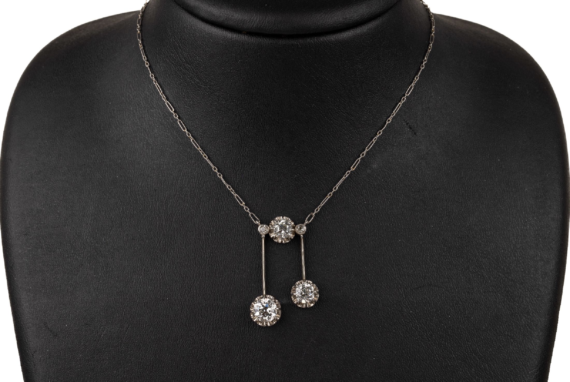Platin Diamant-Collier, um 1900, Pt gepr., Mittelteil mit bewegl. Abhängungen, 1 x mit Altschliffdiamant ca. 1.30 ct Weiß/p, 1 x mit ...