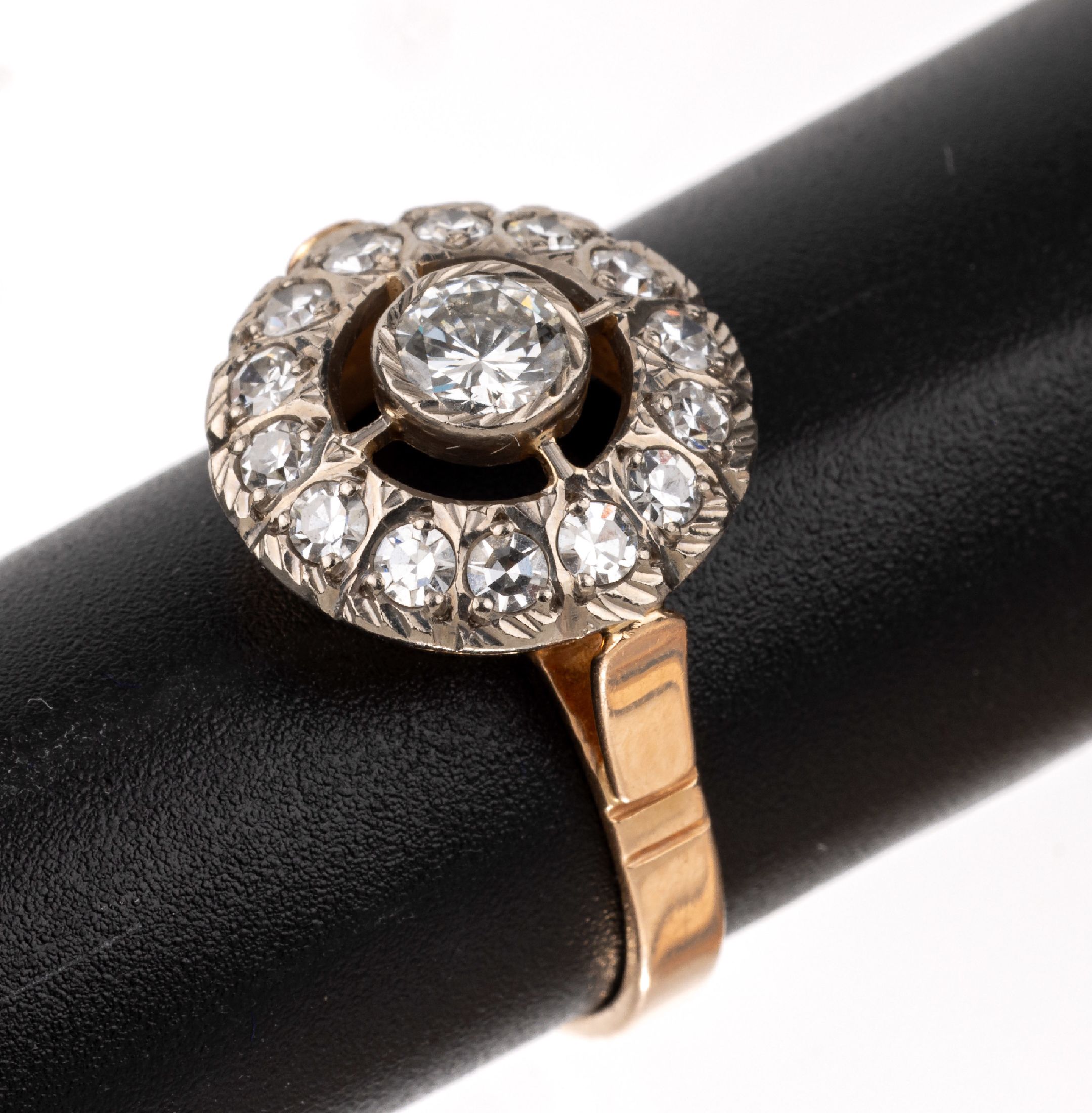 14 kt Gold Diamant-Ring, RG 583/000, Ringkopf Platin, mittig Brillant ca. 0.50 ct Weiß/si, umgeben von 14 8/8-Diamanten zus. ca.0.60 ct Weiß/si, ...