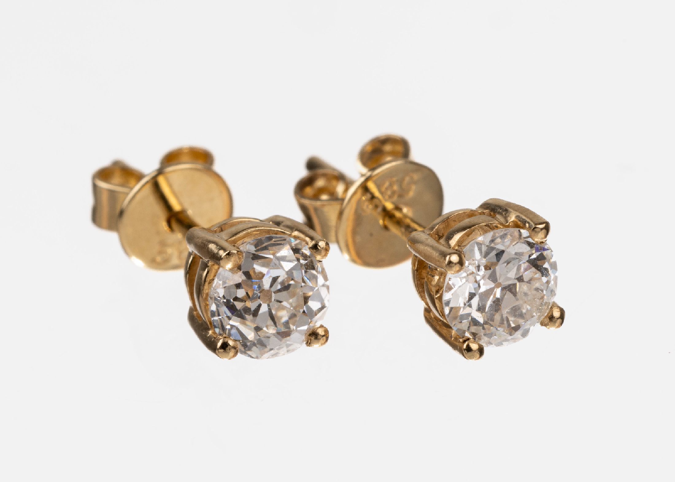 Paar 14 kt Gold Diamant-Ohrstecker, GG 585/000, 2 Altschliffdiamanten zus. ca. 0.62 ct Weiß/si