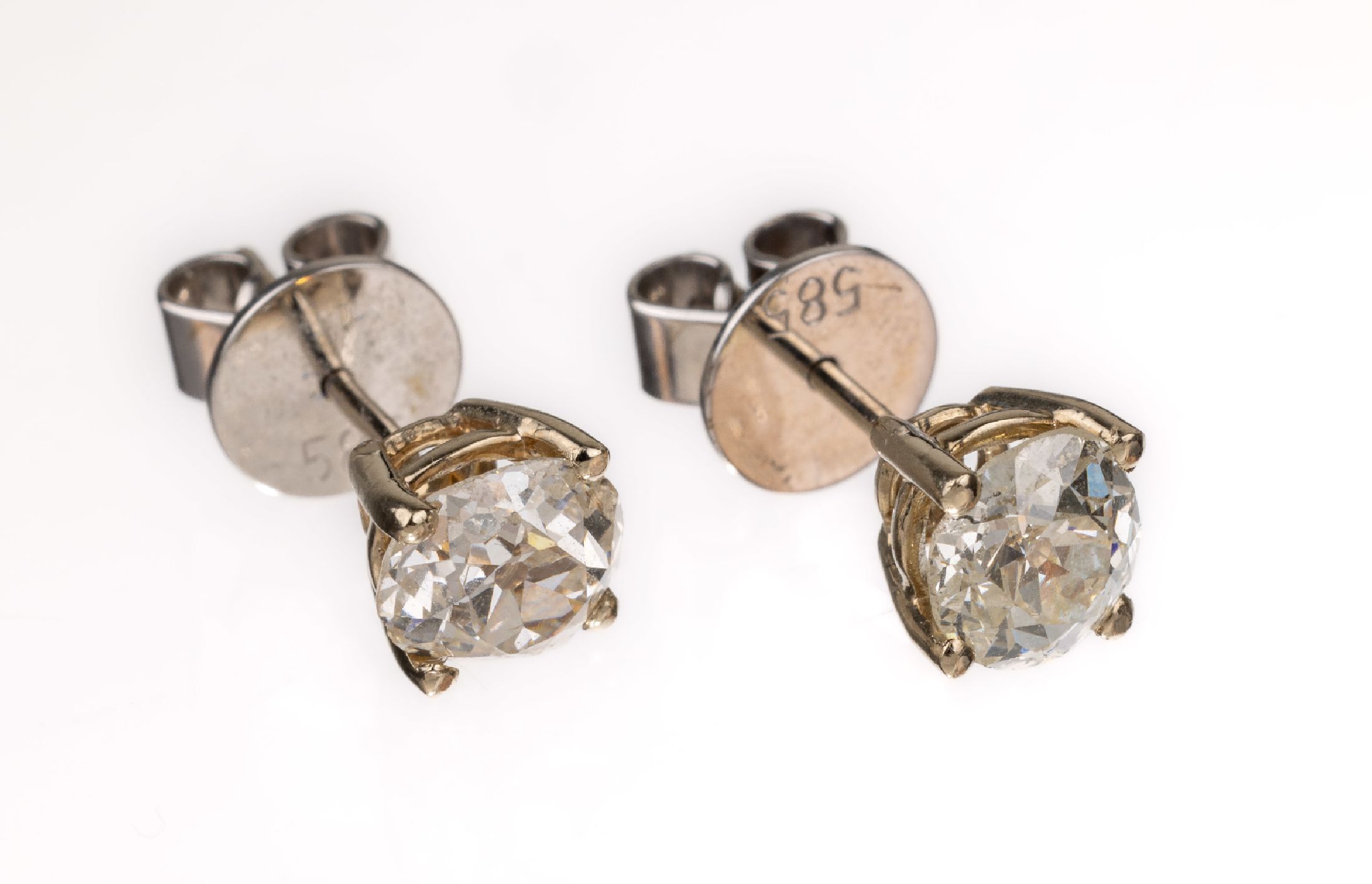 Paar 14 kt Gold Diamant-Ohrstecker, WG 585/000, 2 Altschliffdiamanten zus. ca. 1.83 ct l.get.Weiß/si-p, ca. 2.1 g, 1 Stein sollte nachgefasst werden